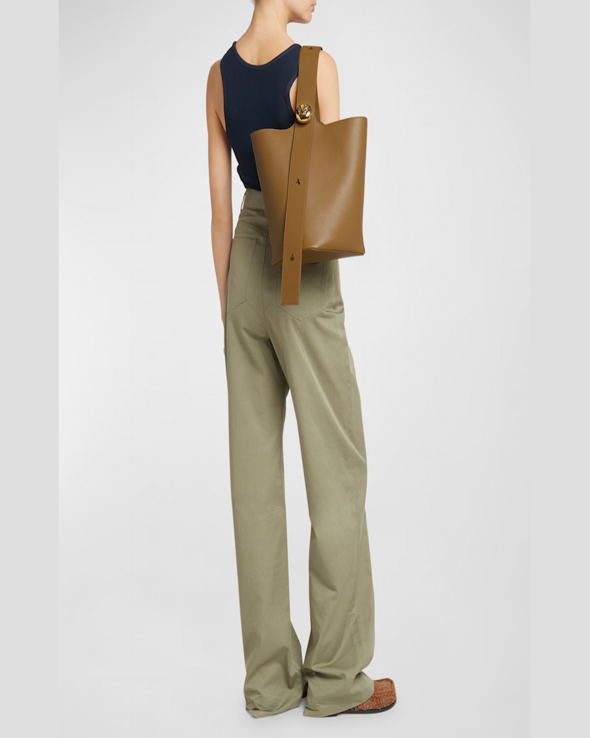 Loewe Pebble Medium Leather Bucket Bag In Oak