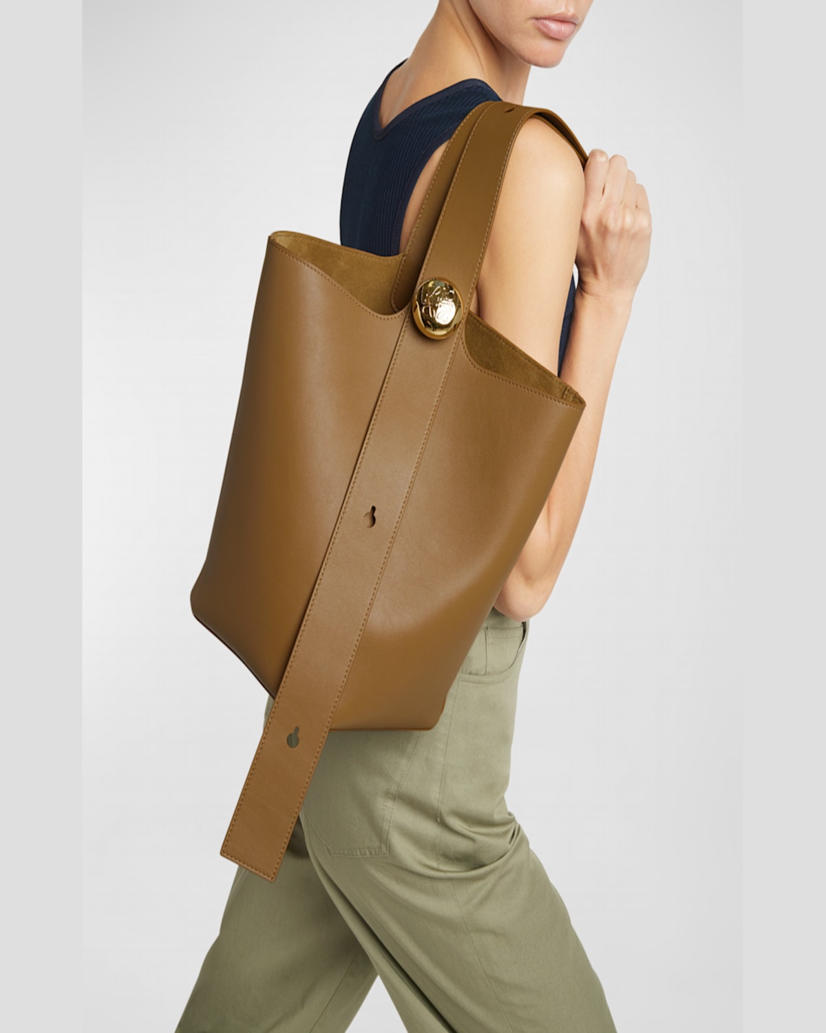 Loewe Pebble Medium Leather Bucket Bag In Oak