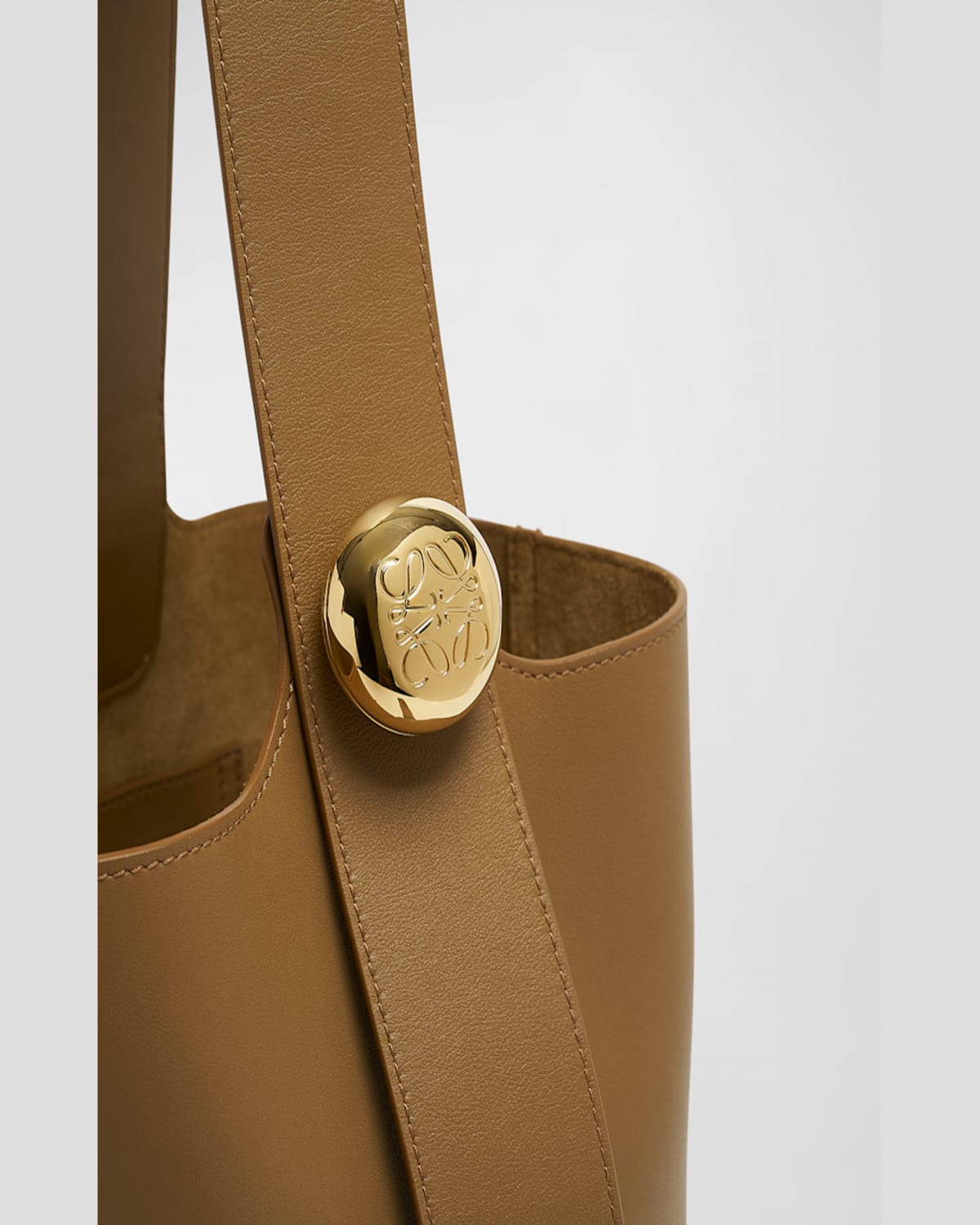 Loewe Pebble Medium Leather Bucket Bag In Oak
