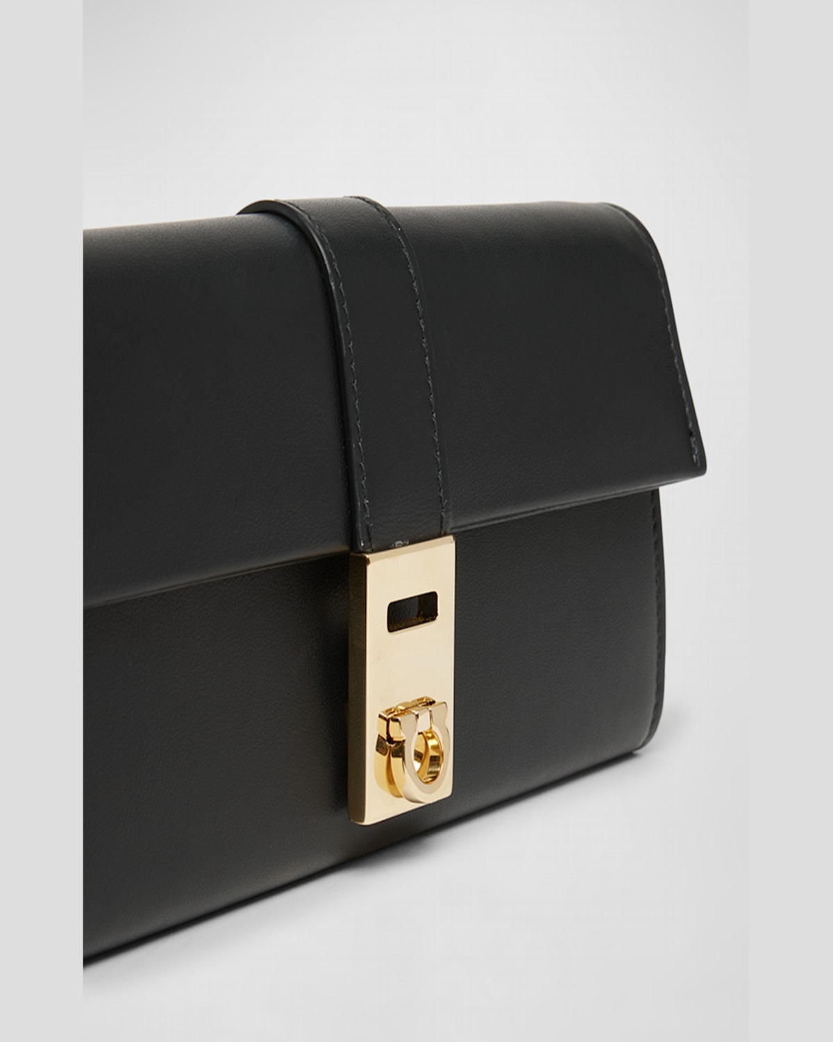 Ferragamo Hug Wallet On Chain In Nero