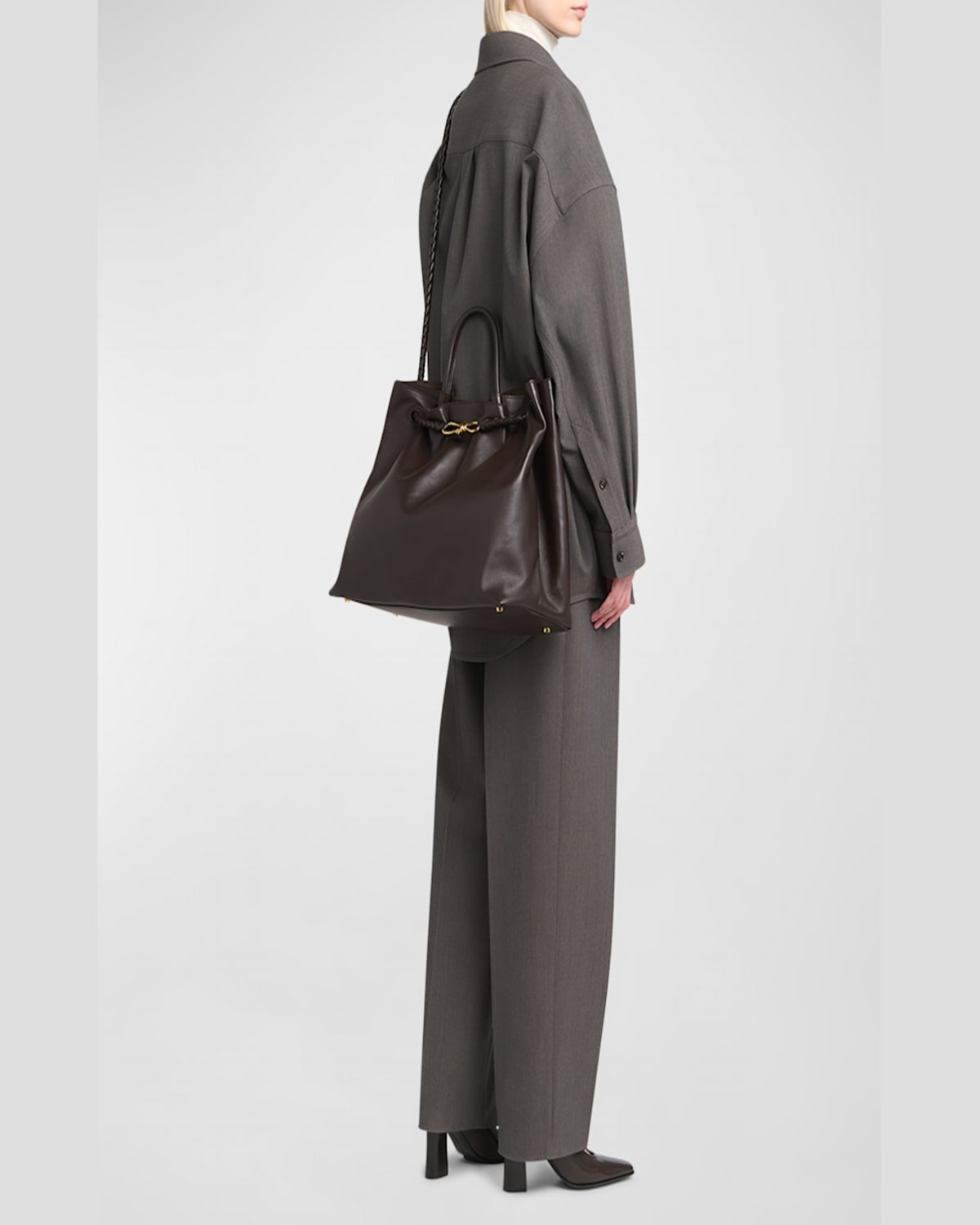Bottega Veneta Andiamo Large Leather Tote Bag In Fondant