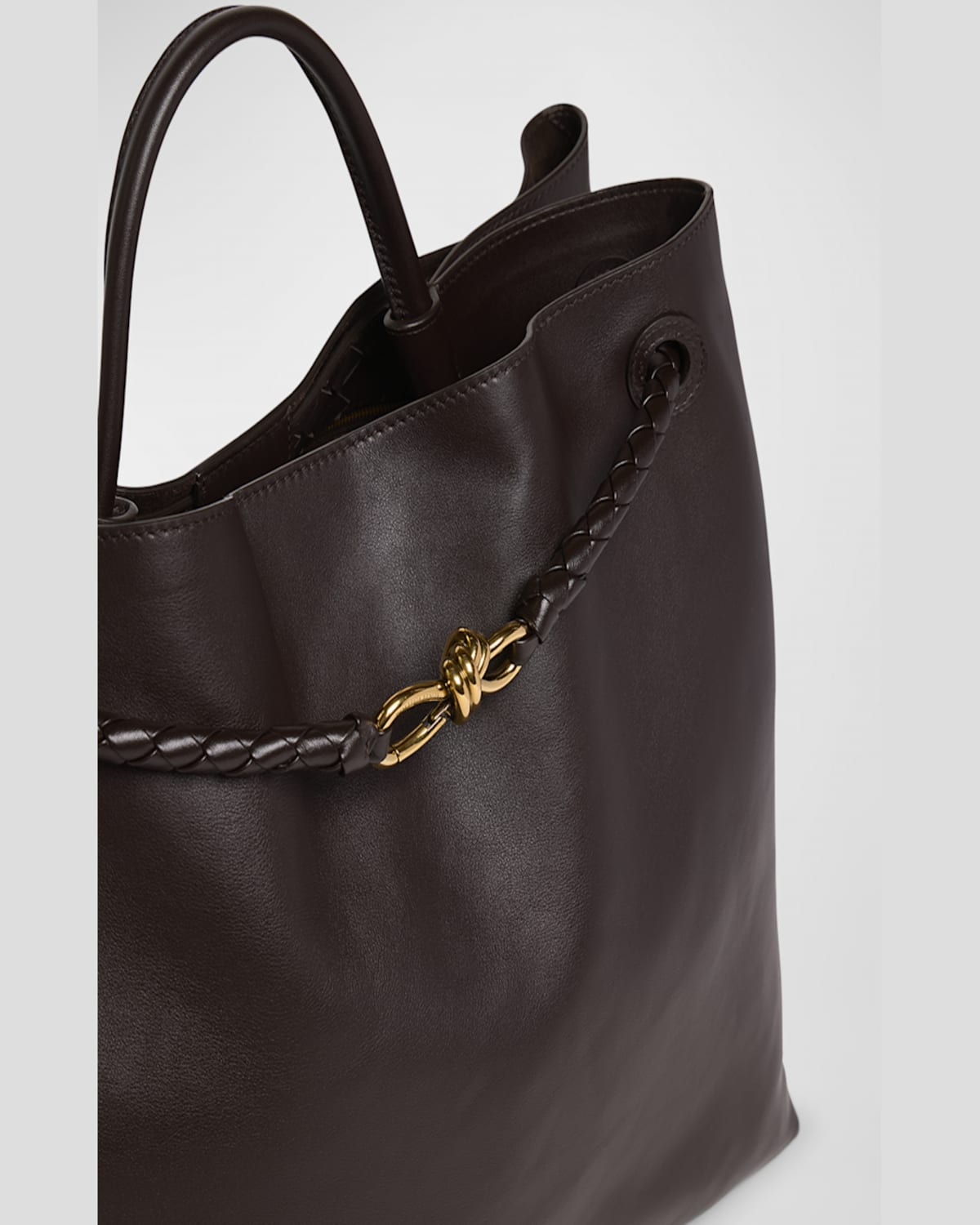 Bottega Veneta Andiamo Large Leather Tote Bag In Fondant