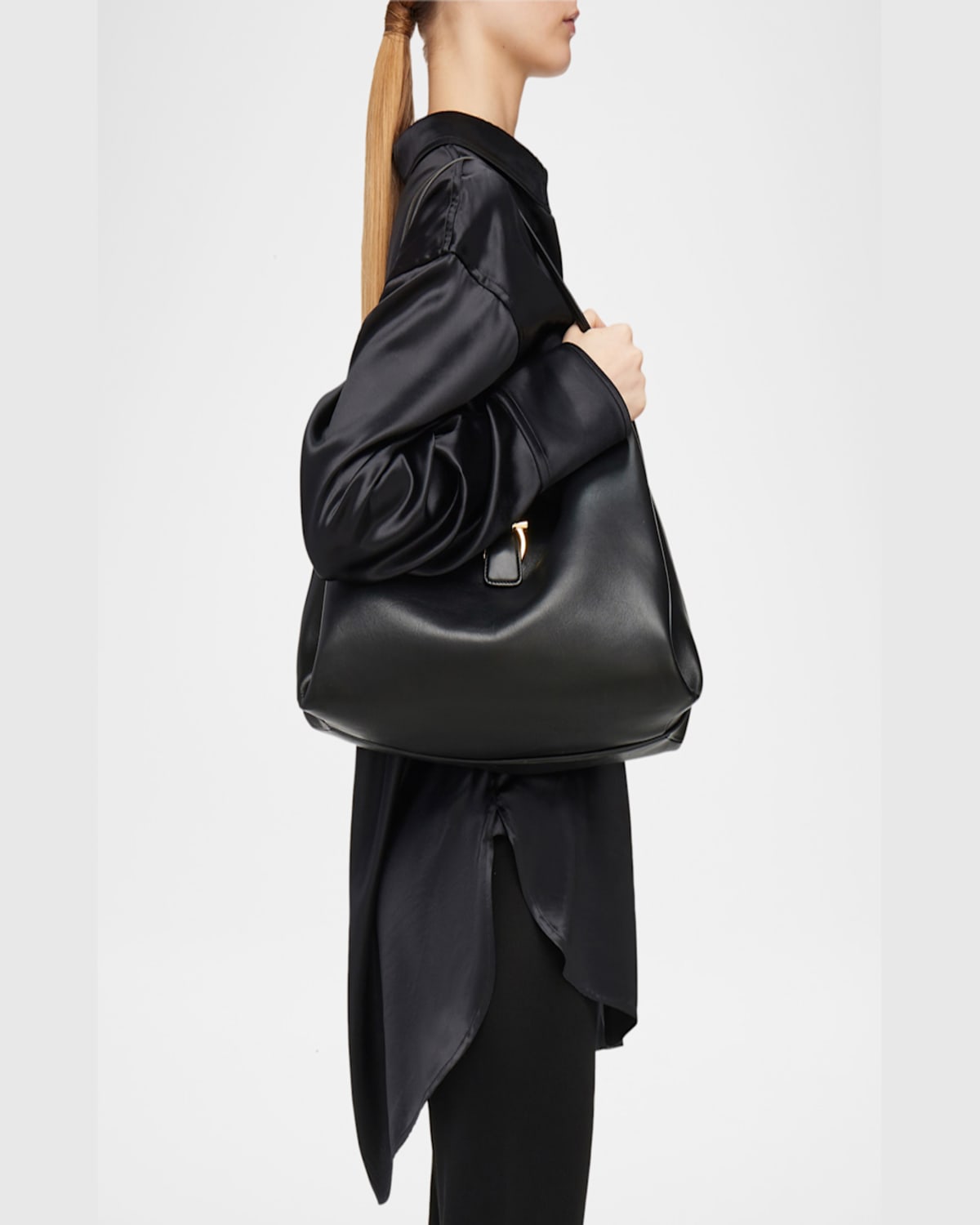 Ferragamo Gancini Medium Leather Tote Bag In Nero