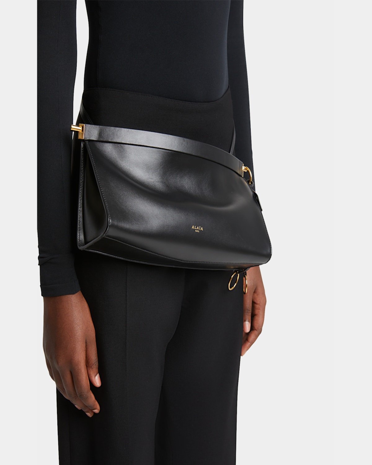 Shop Alaïa Le Click Medium Shoulder Bag In Glossy Leather In 999 Noir