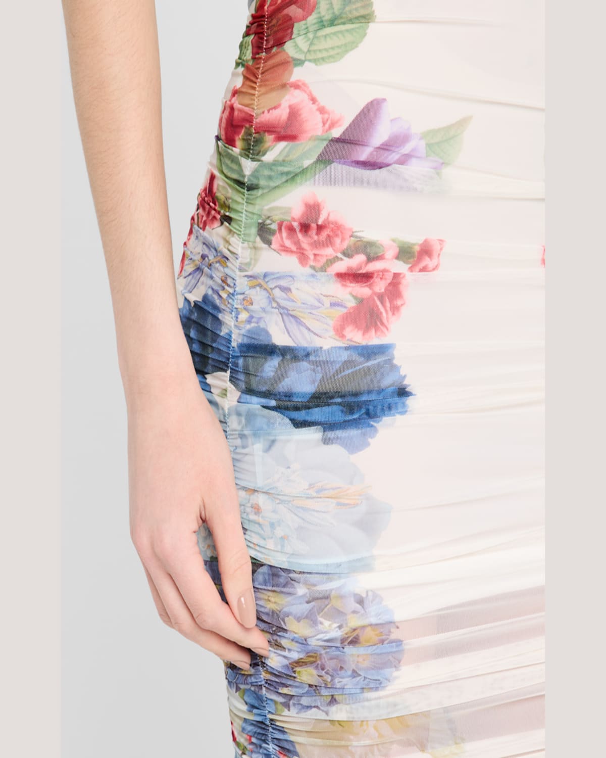 Alice And Olivia Kennah Ruched Midi Skirt In Garden Brunch Off Wh
