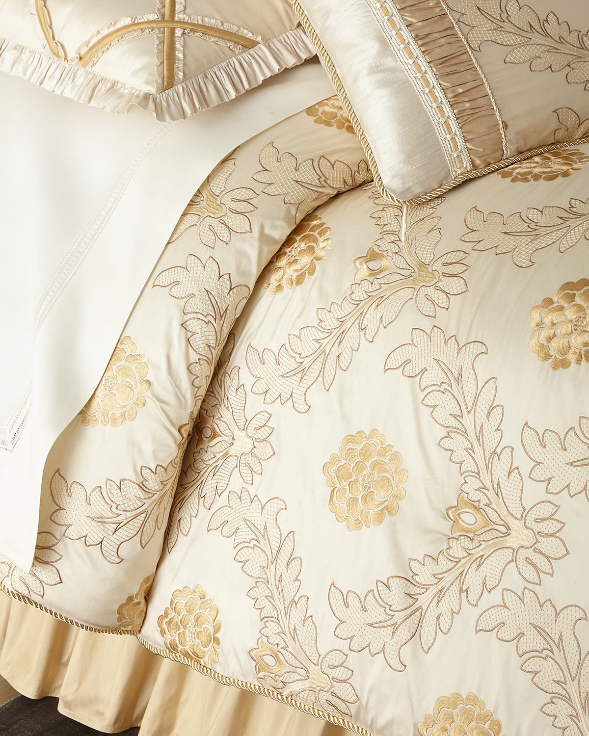 Austin Horn Collection Coronado Floral Queen Comforter In Gold