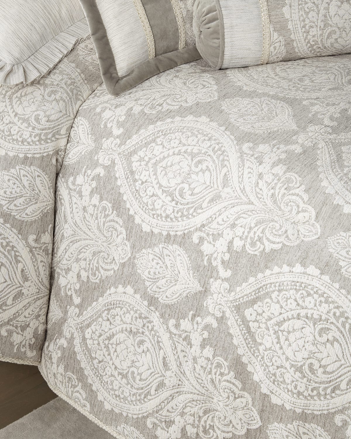 Austin Horn Collection Novette King Comforter