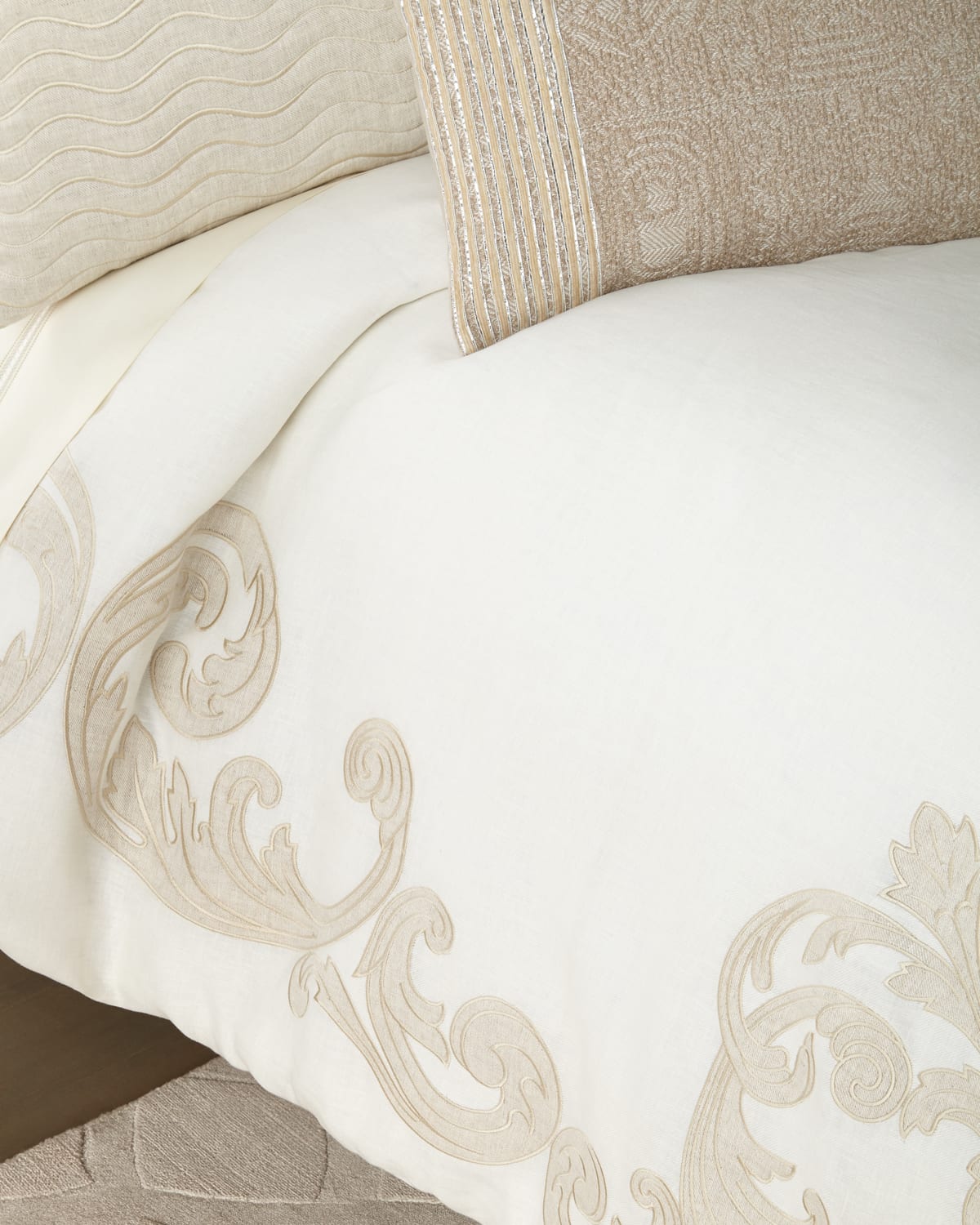 Callisto Home Carriage Cartouche King Duvet