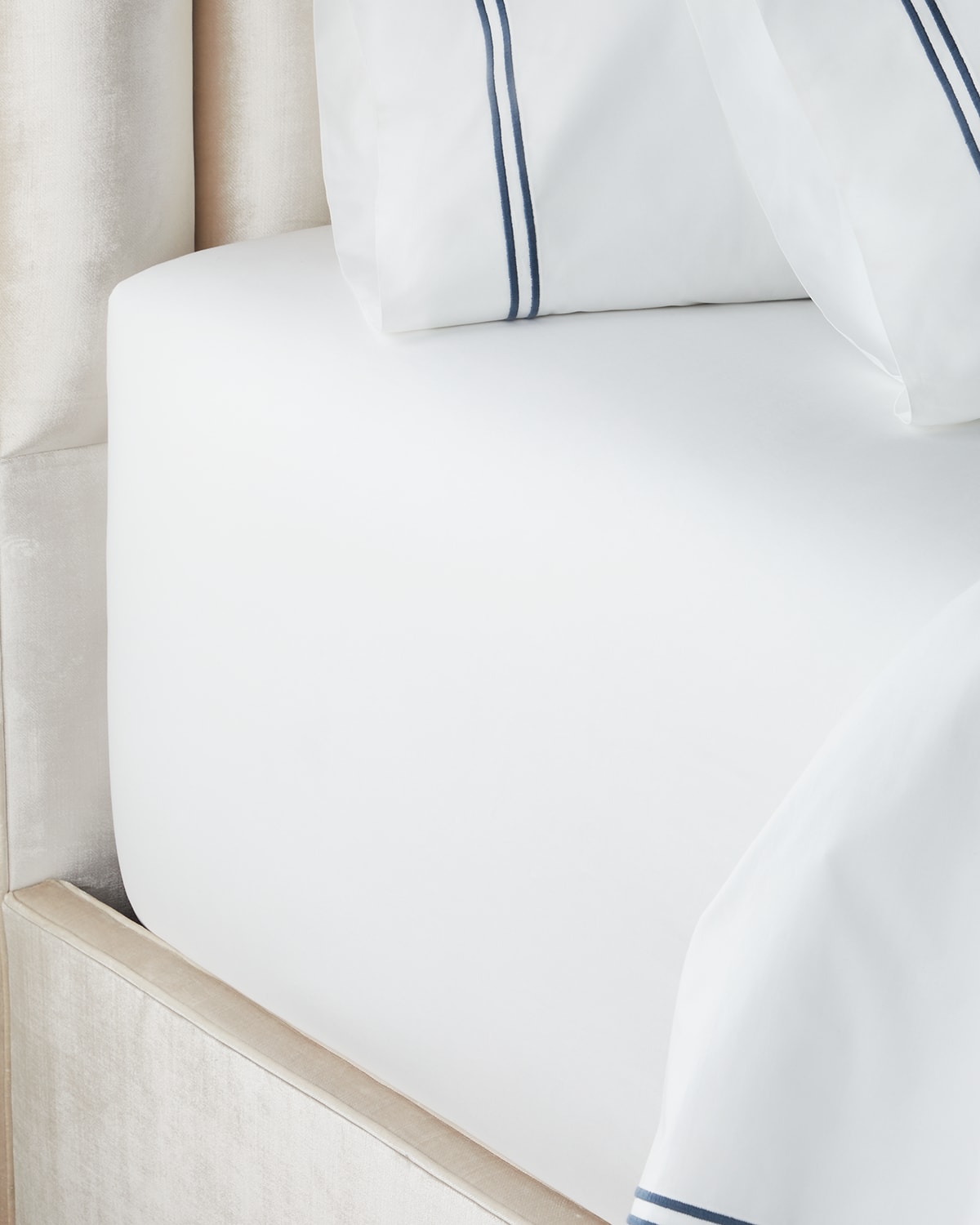 Sferra Queen 200 Thread-count Solid White Resort Fitted Sheet