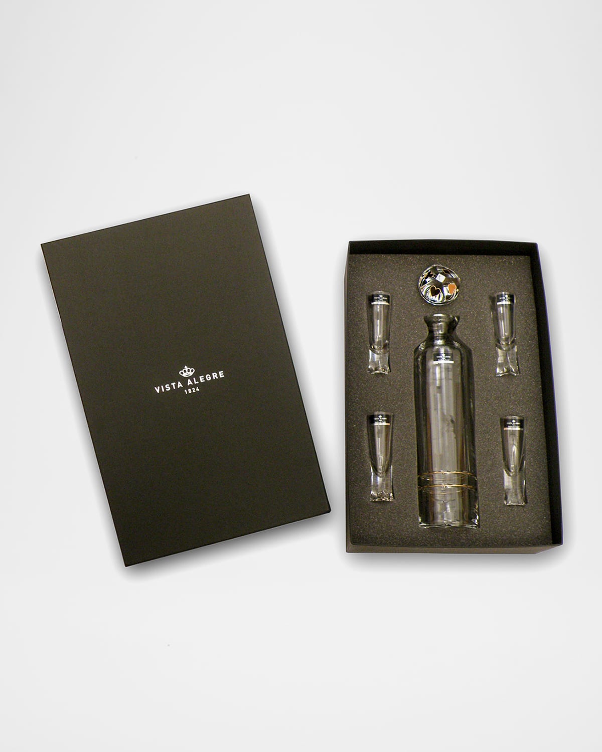 Vista Alegre Naipes Vodka Decanter With 4 Shot Glasses In Clear