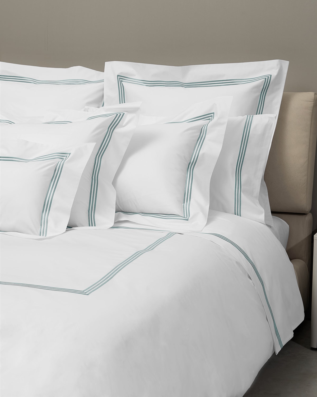 Signoria Firenze Platinum Queen Duvet Cover In Silver Sage