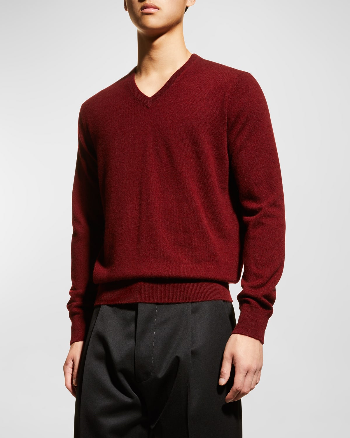 Neiman Marcus Men s Cloud Cashmere V neck Jumper In Dark Red