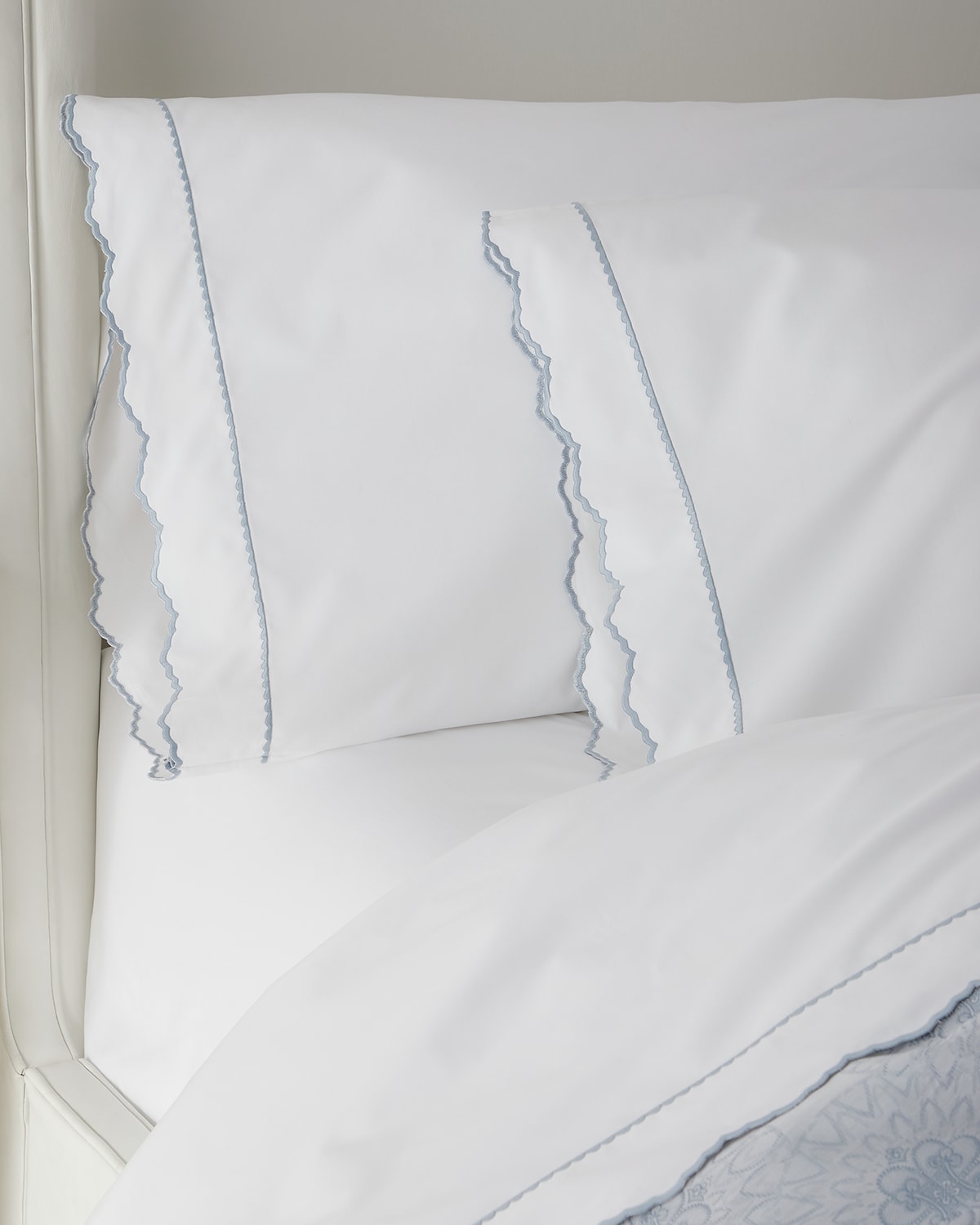 Sferra Pettine Standard Pillowcase In White/sky