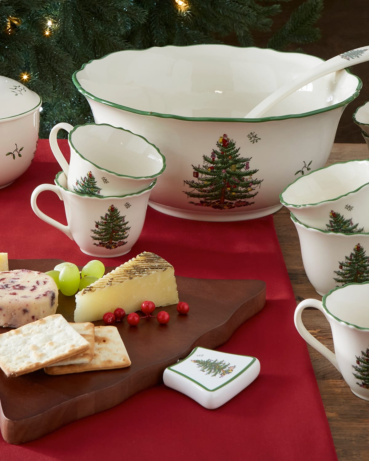 SPODE CHRISTMAS TREE 2-PIECE WOODEN CHEESE BOARD AND SPREADER