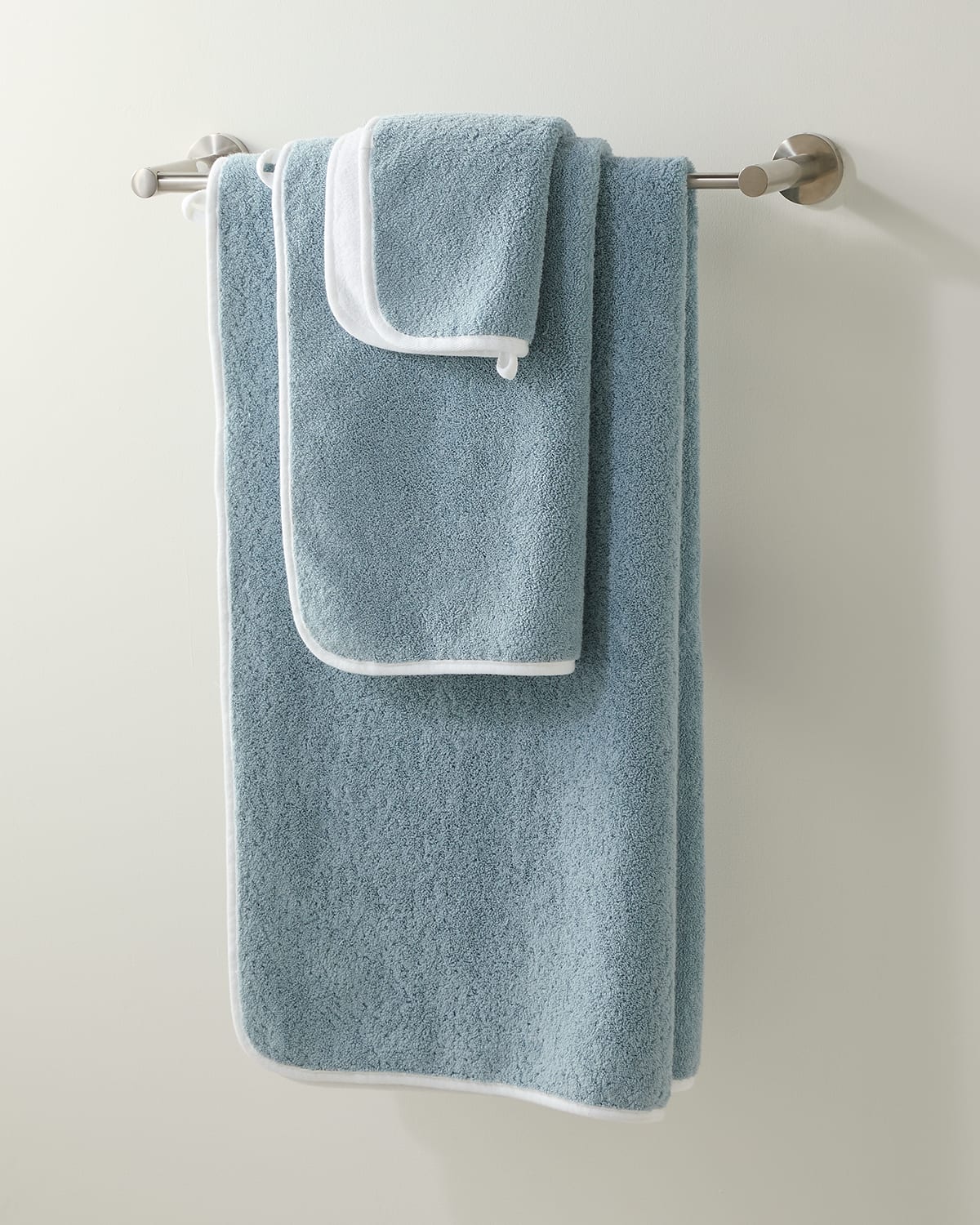 Shop Graccioza Bicolor Hand Towel In Seamist/white