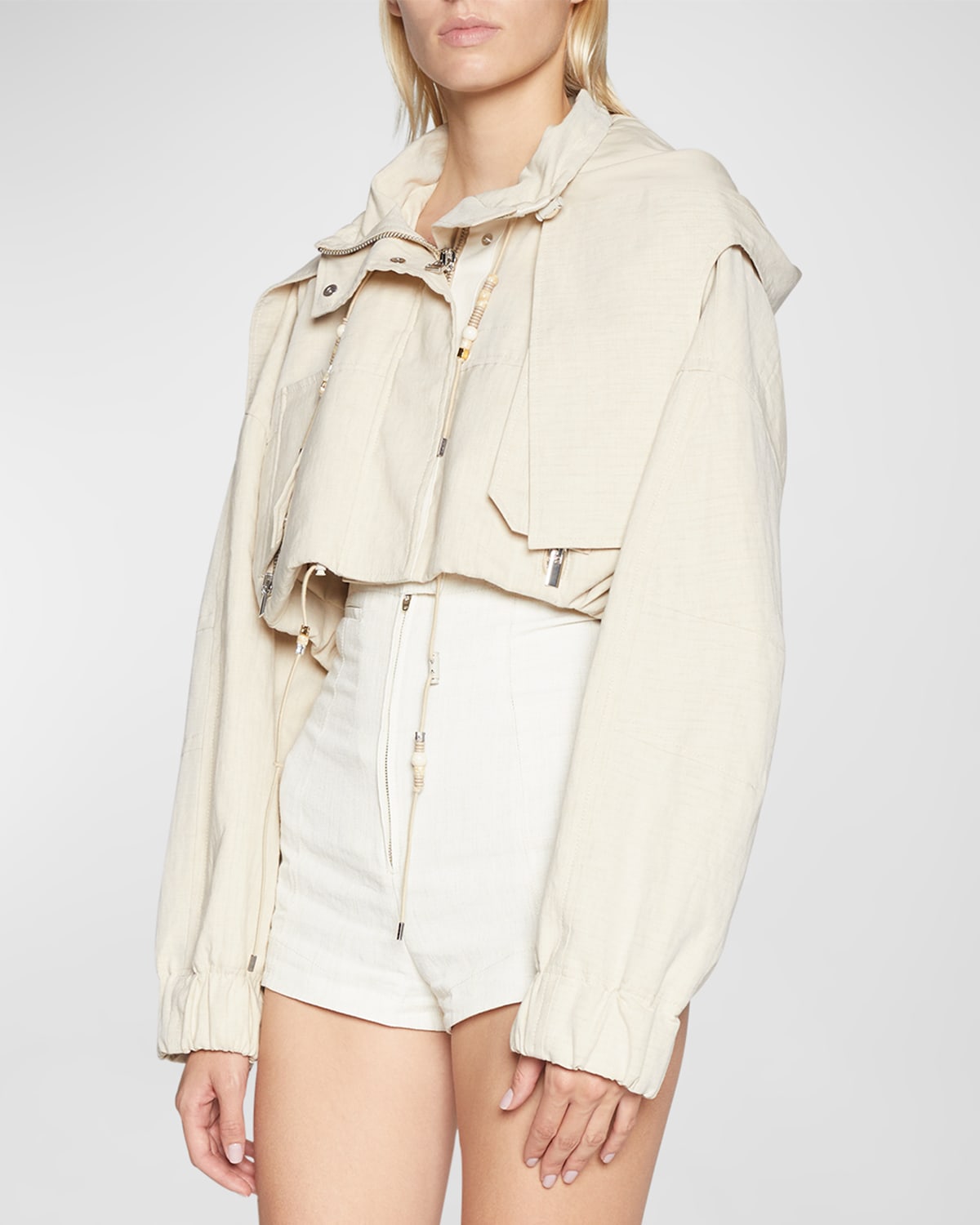 ★JACQUEMUS★ La Parka Raffia Crop Jacket Beige 231CO0241332 Jacquemus La Parka Raphia Cropped Parka Jacket In Neutral