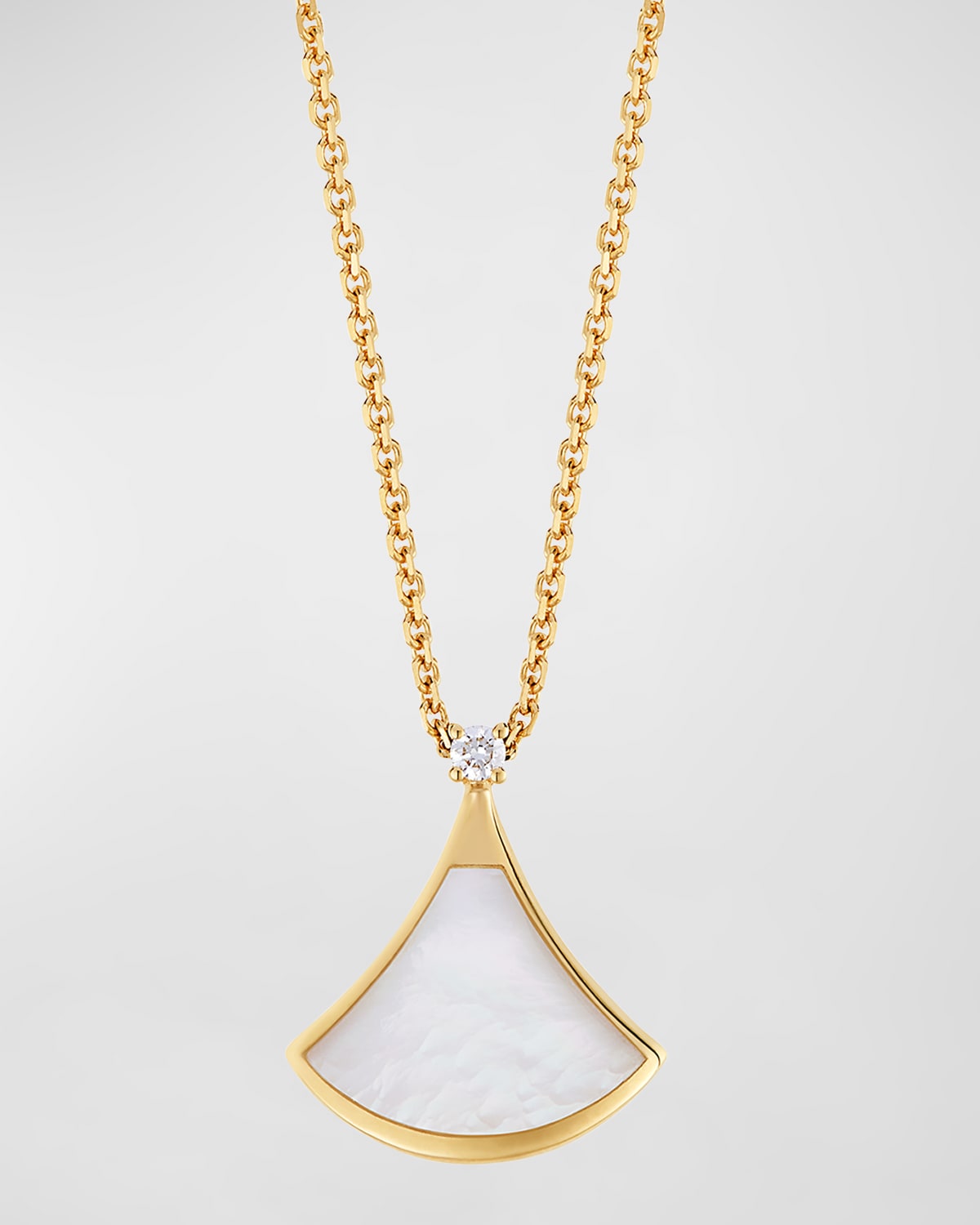 BVLGARI DIVAS' DREAM YELLOW GOLD PENDANT NECKLACE WITH MOTHER-OF-PEARL