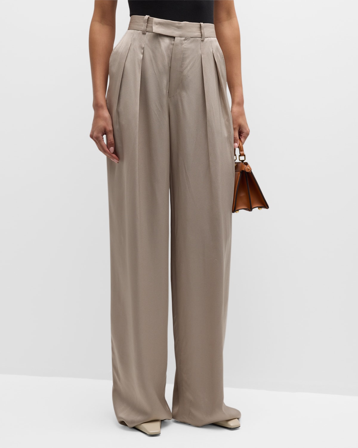 Frame Pleated Mid-rise Trousers In Light Beige