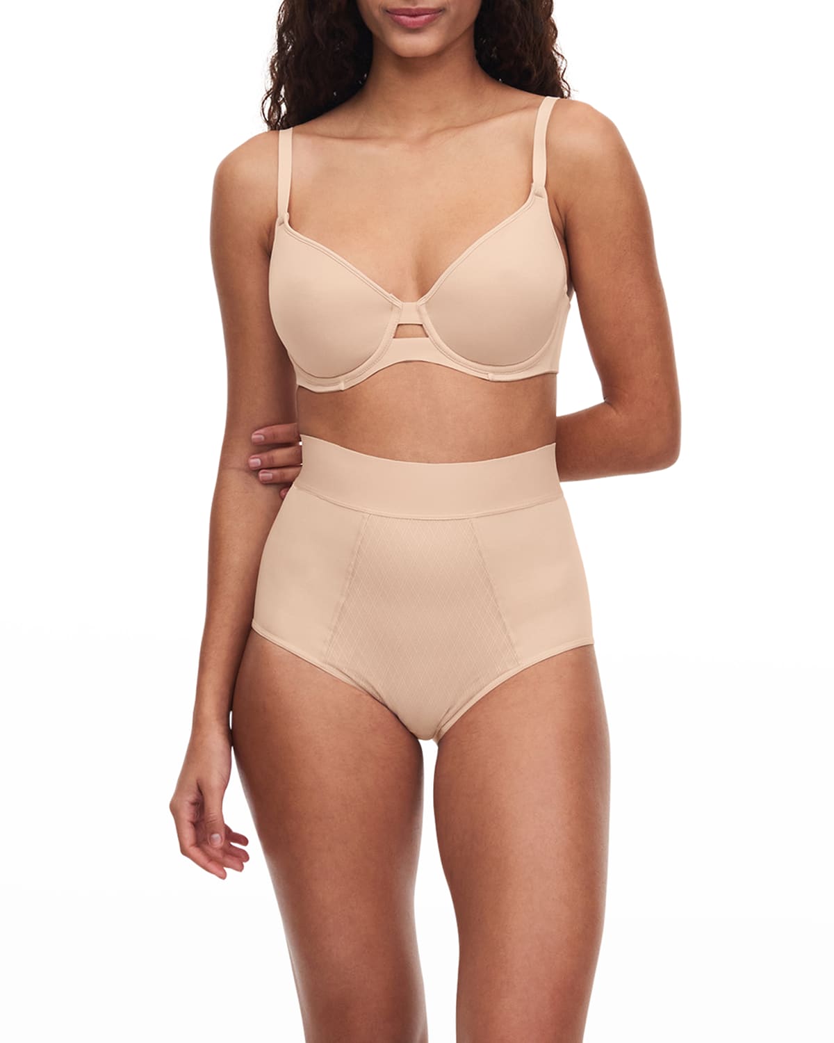 Lilli Lingerie Brunei - CHANTELLE Orangerie Plunge T-Shirt Bra in Apple  With a low plunge neckline that accentuates your cleavage, this Chantelle  Orangerie bra has underwired cups overlaid with sheer mesh and