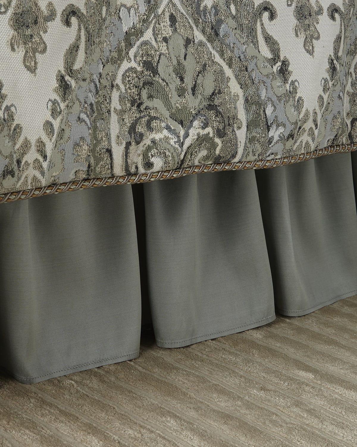 SALE‼️ Neiman Marcus Horchow Queen Farmhouse Decor Bedskirt 100% Linen 19” Drop 