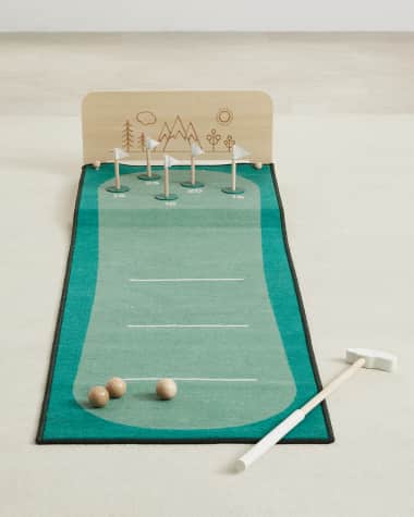 Wonder & Wise Keen Putting Green