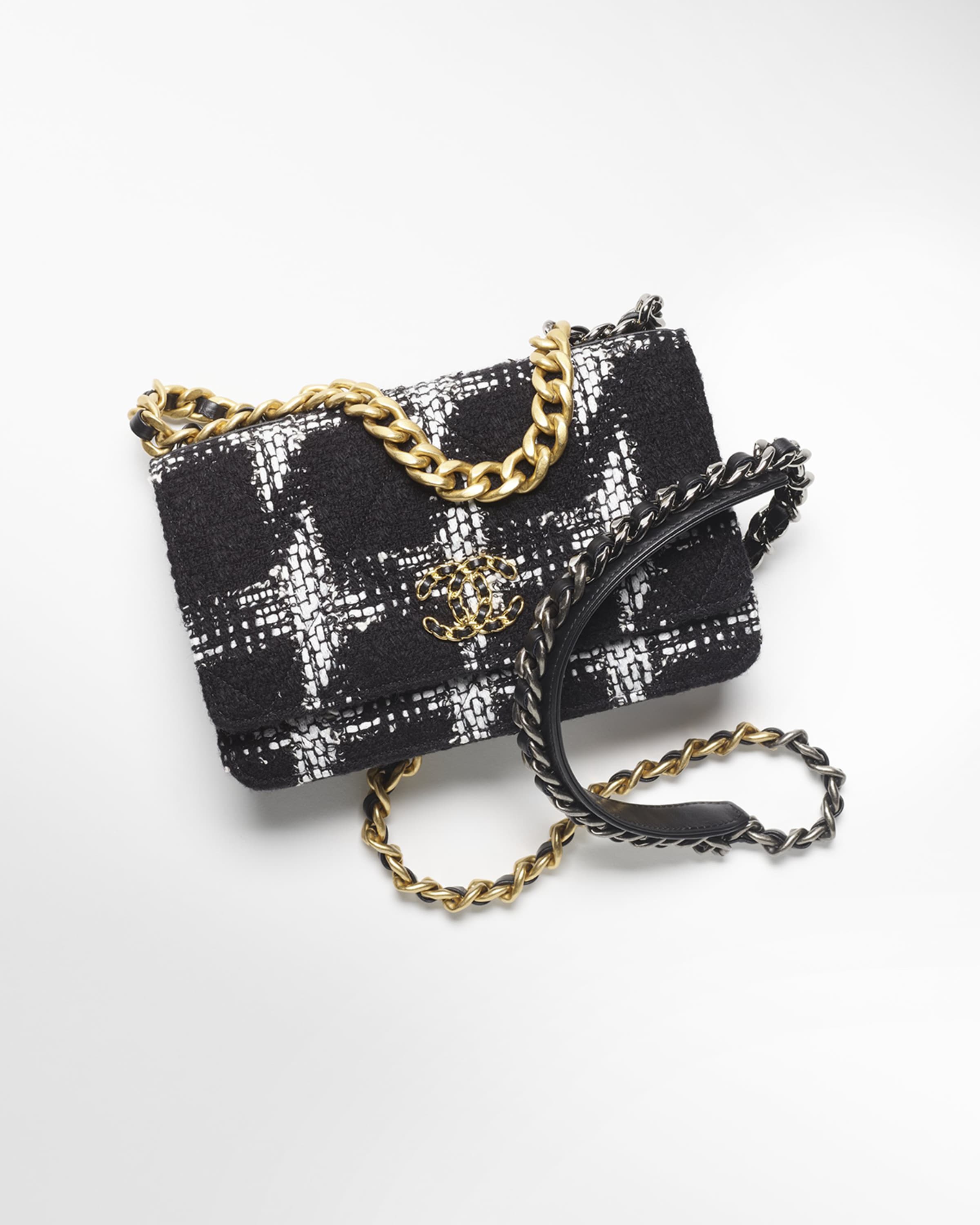 CHANEL presents the CHANEL 19 bag - ZOE Magazine