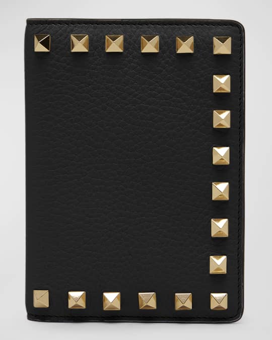 【関税＆送料込み】Valentino Garavani Cover Valentino Garavani Rockstud Leather Passport Cover | Neiman