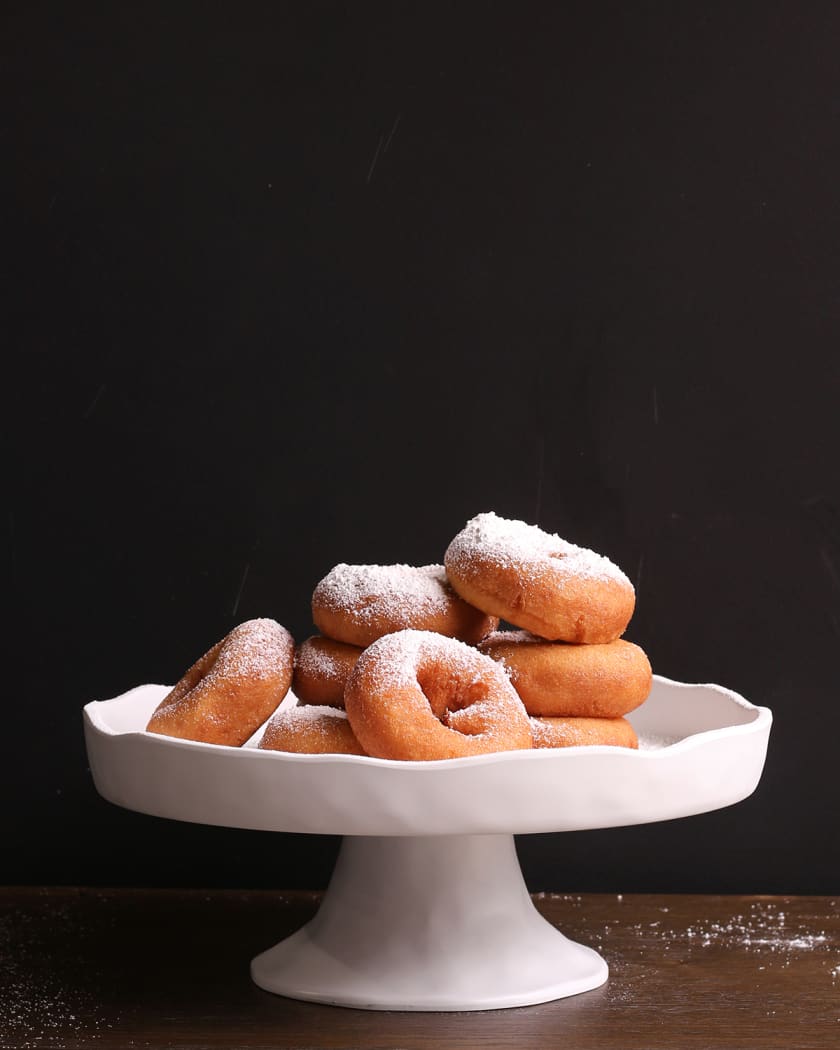 Nube Round Pedestal Cake Plate