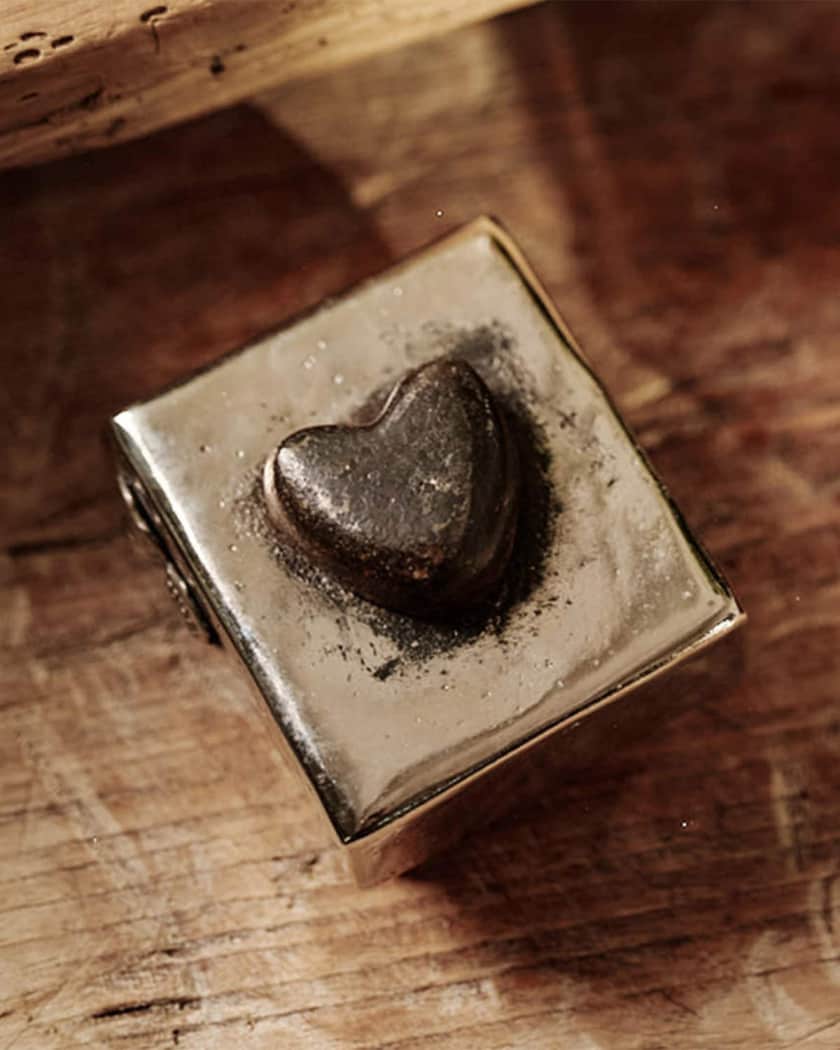 El Corazon Iron Box