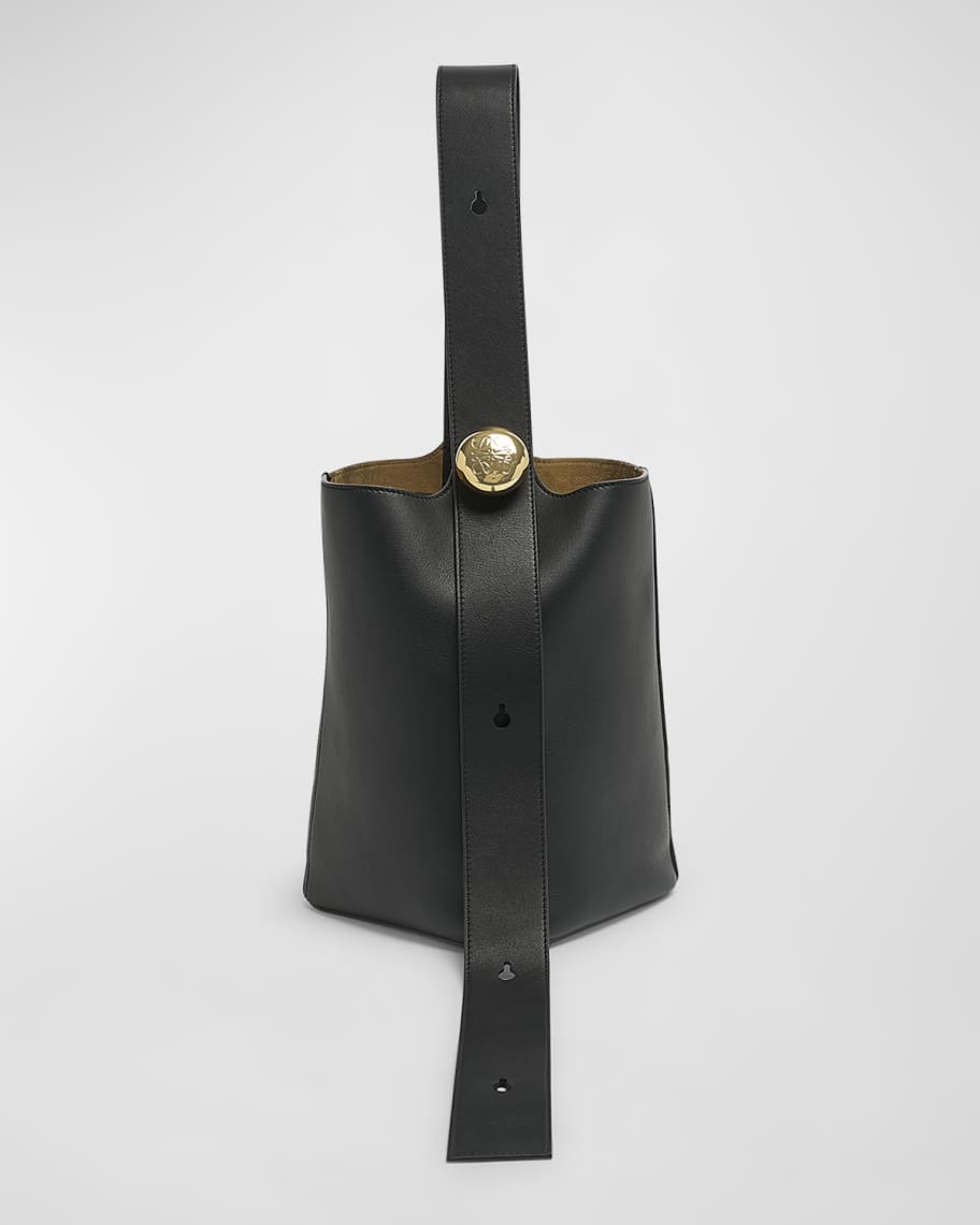 トートバッグ LOEWE Black Leather Medium Pebble Bucket Bag Pebble Medium leather bucket bag in black - Loewe | Mytheresa
