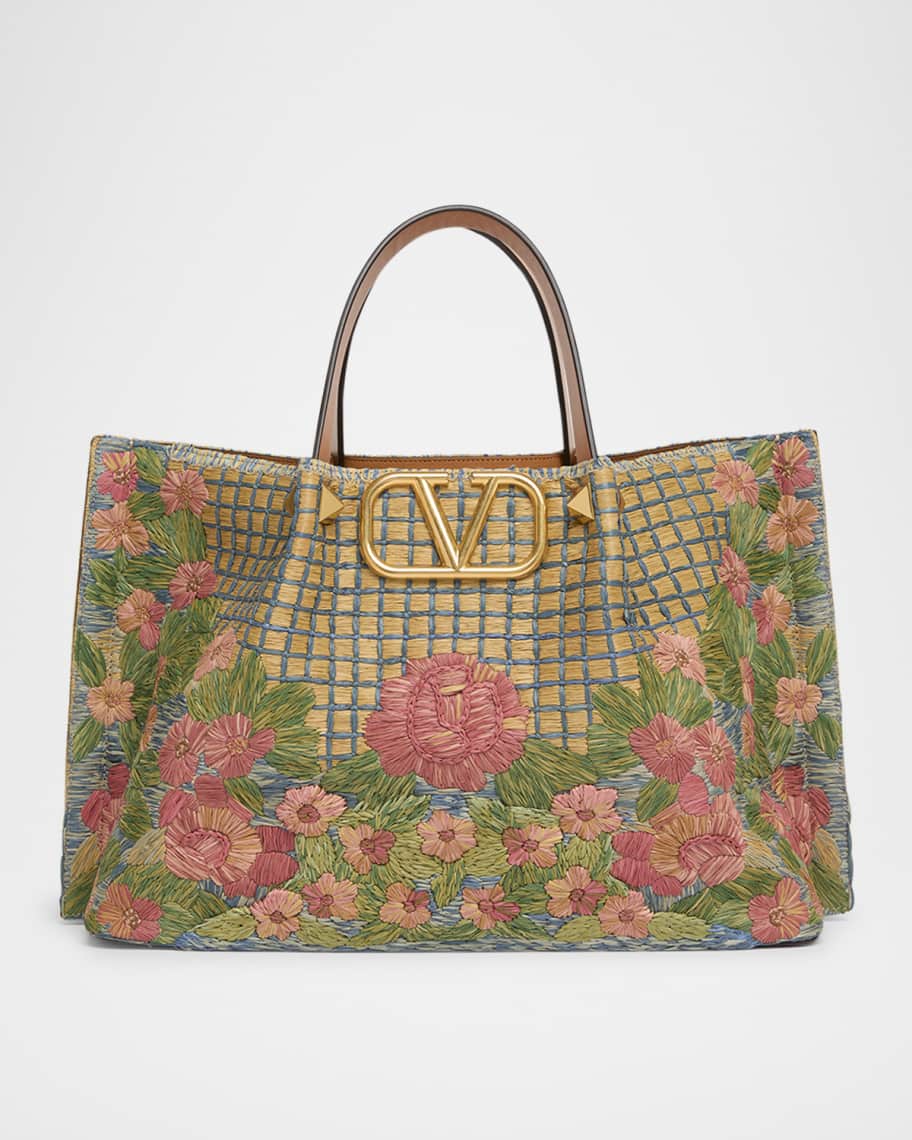 トートバッグ VALENTINO EMBROIDERED RAFFIA ROCKSTUD SHOPPING BAG Valentino Garavani Rockstud Embroidered Raffia Shopping Tote