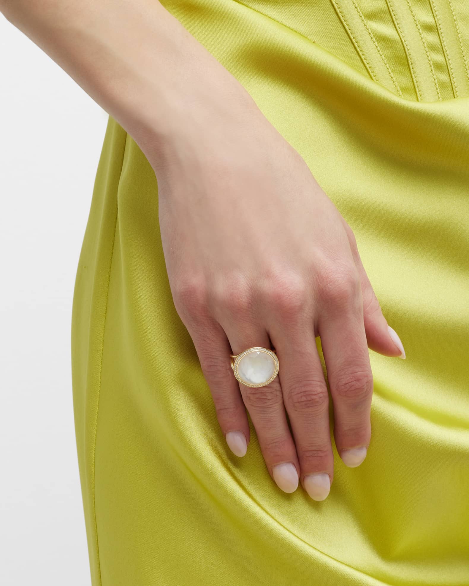 Medium Ring in 18K Gold with Diamonds 1