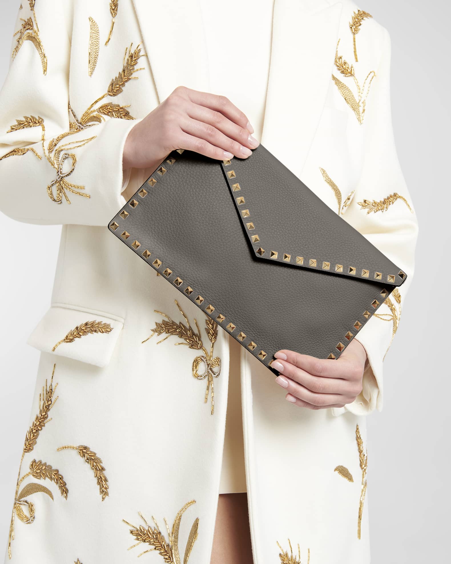 美品 VALENTINO ヴァレンティノ ROCKSTUD Clutch Rockstud Laminated Grainy Calfskin Clutch Bag for Woman in Antique