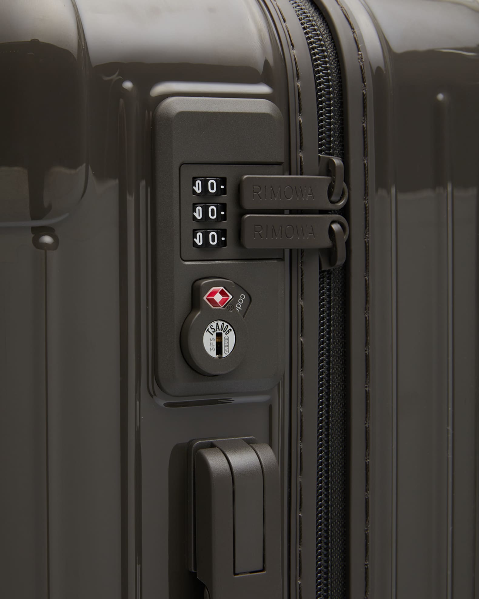 Rimowa Essential Sleeve Cabin Suitcase - Black - Luggage