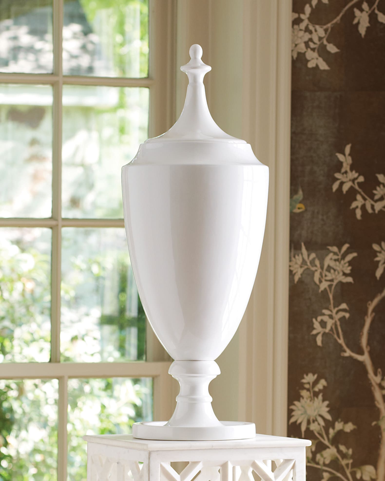 Grande Urn with Lid 0