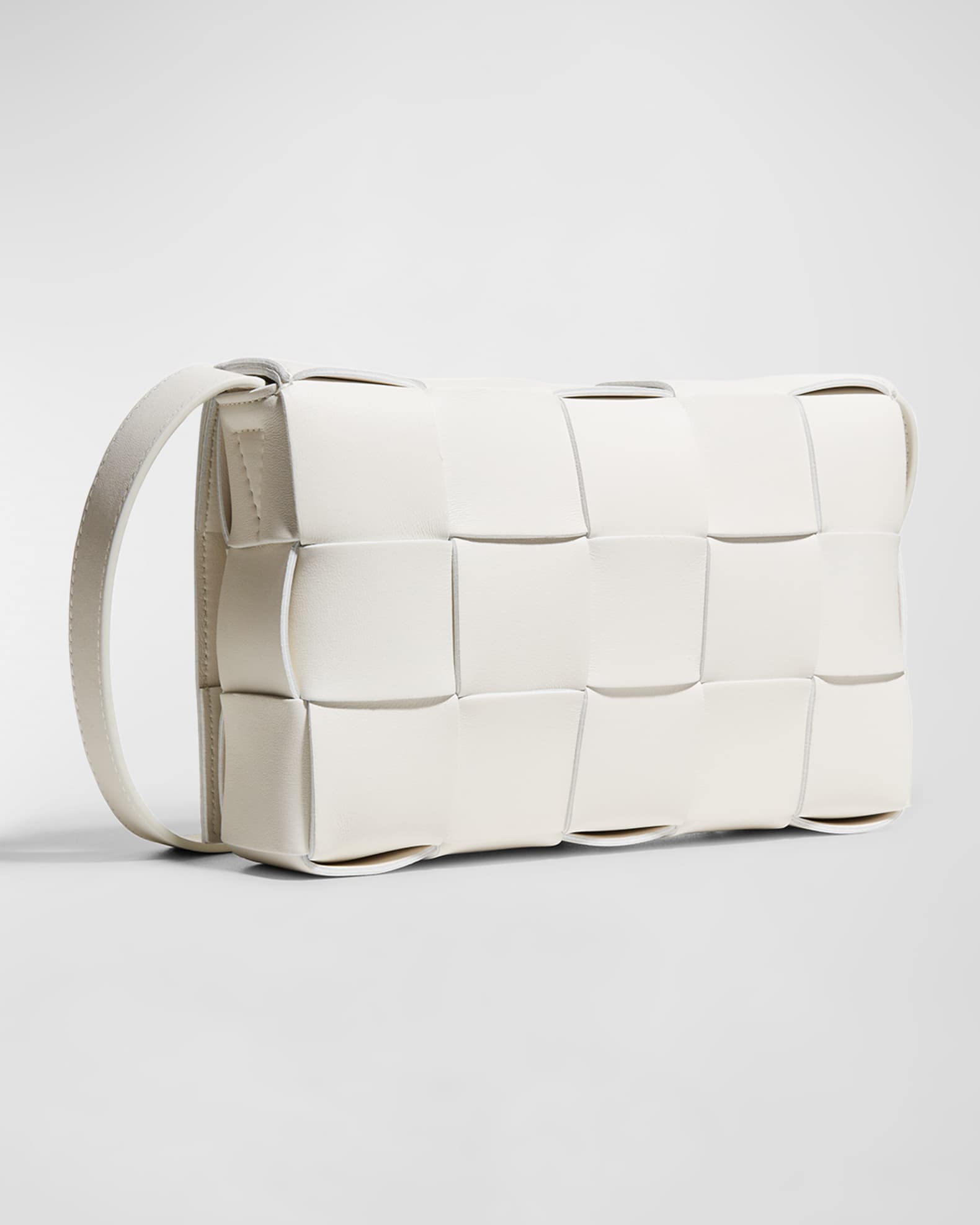 【BOTTEGA VENETA】Leather Cassette Bag White Cassette leather shoulder bag in white - Bottega Veneta