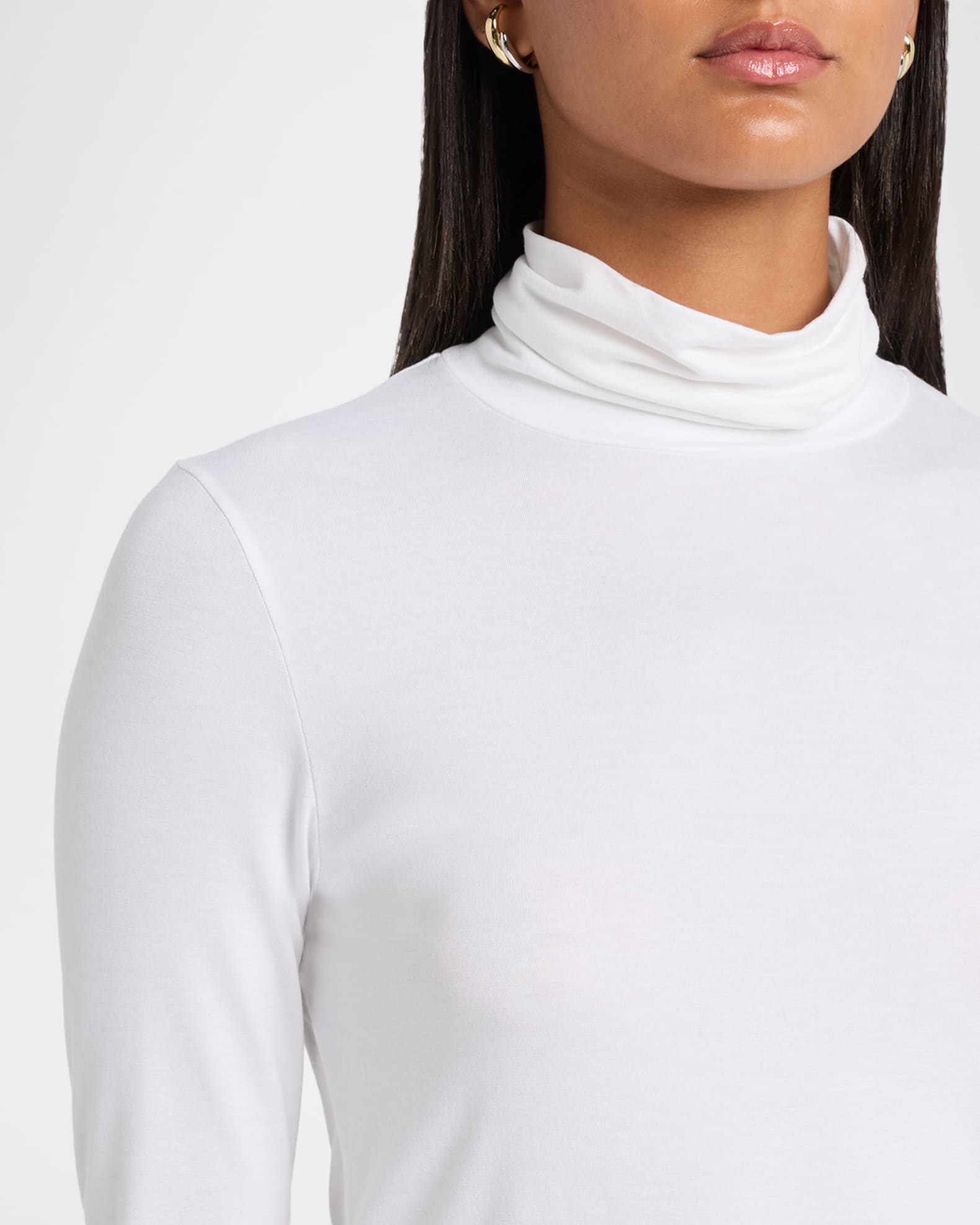Majestic Long Sleeve Viscose Turtleneck in Blanc/white