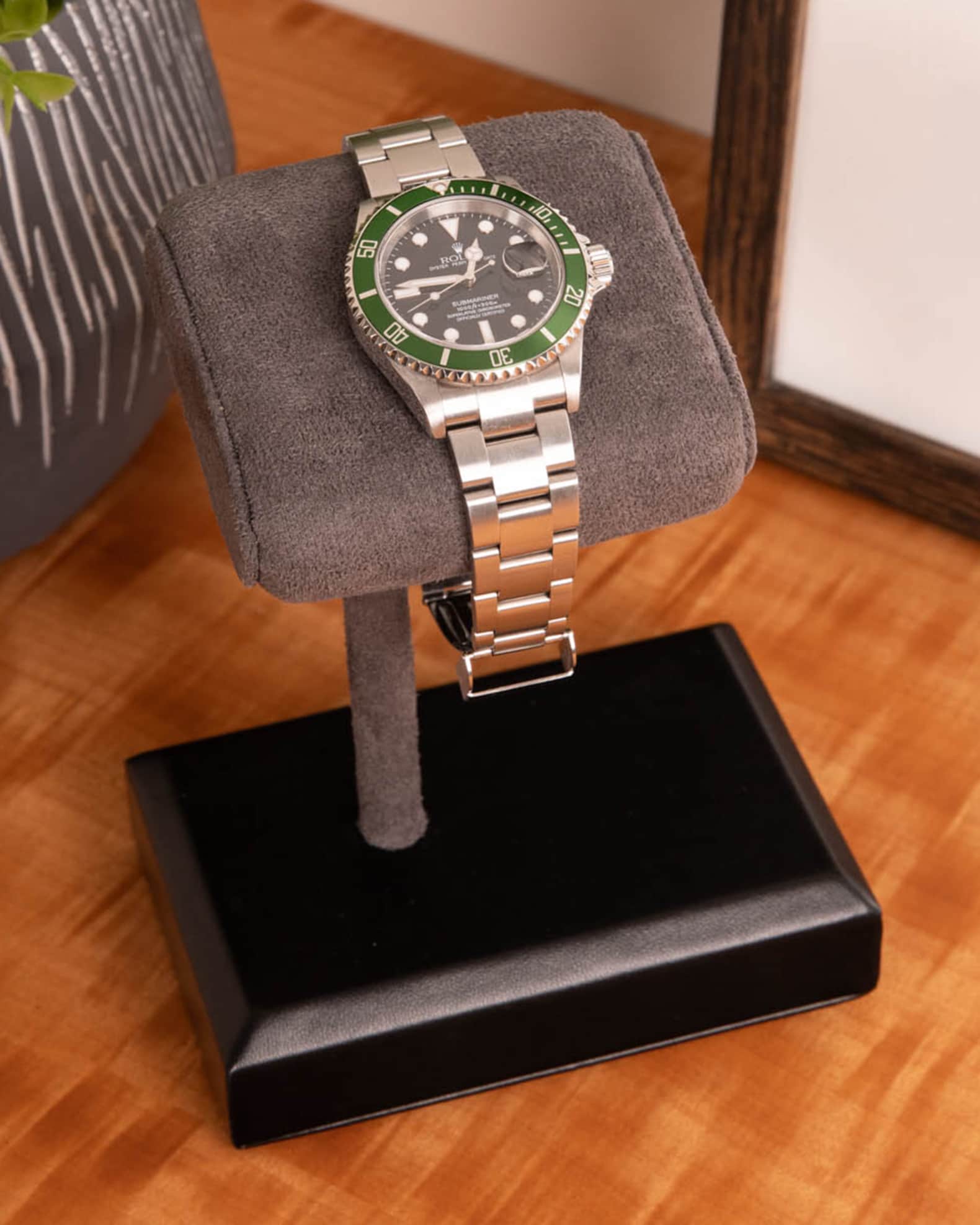 Men's Cushioned Watch Display Stand 1