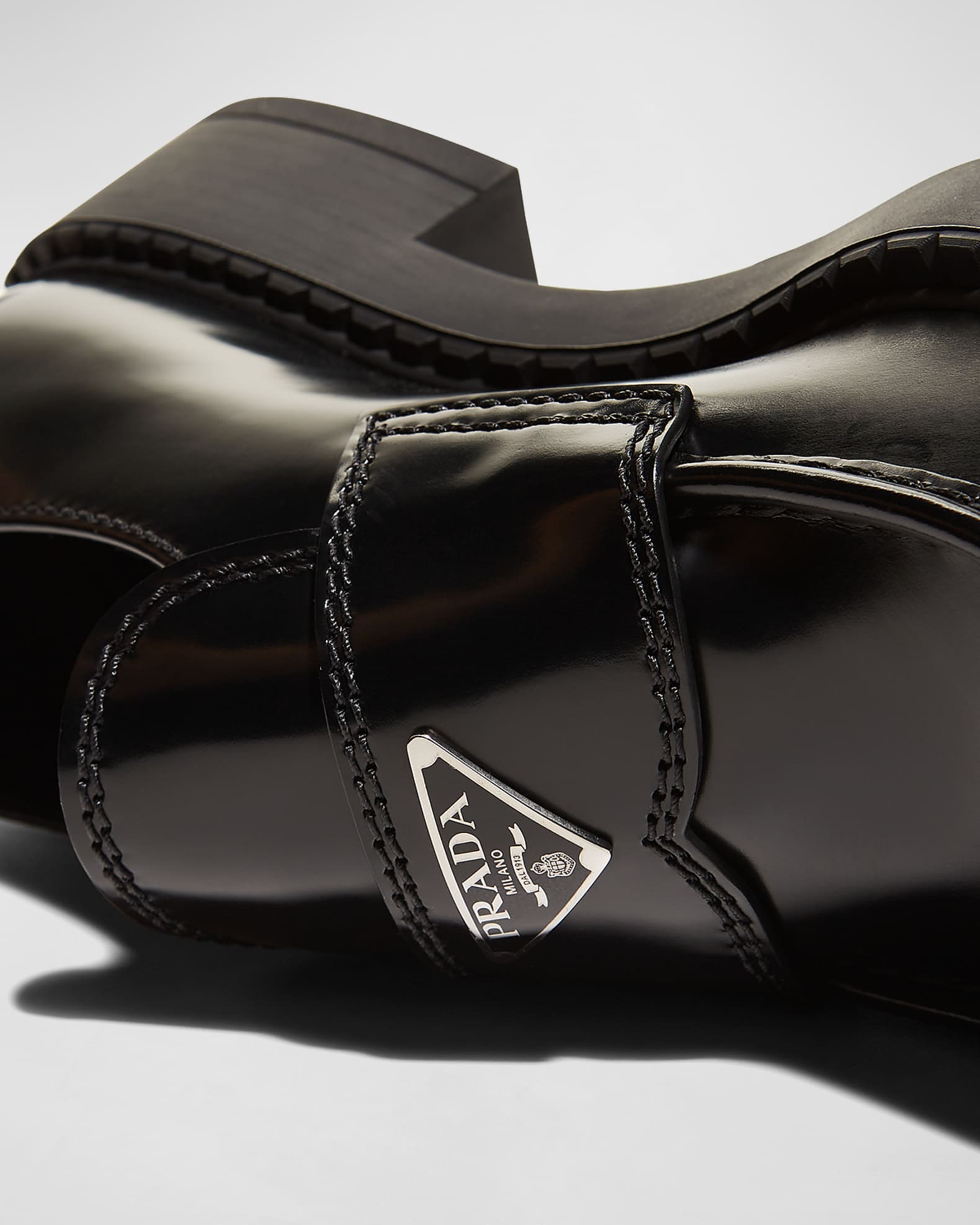 【Prada】ロゴレザー moccasins Prada logo-plaque Leather Loafers | Black | FARFETCH