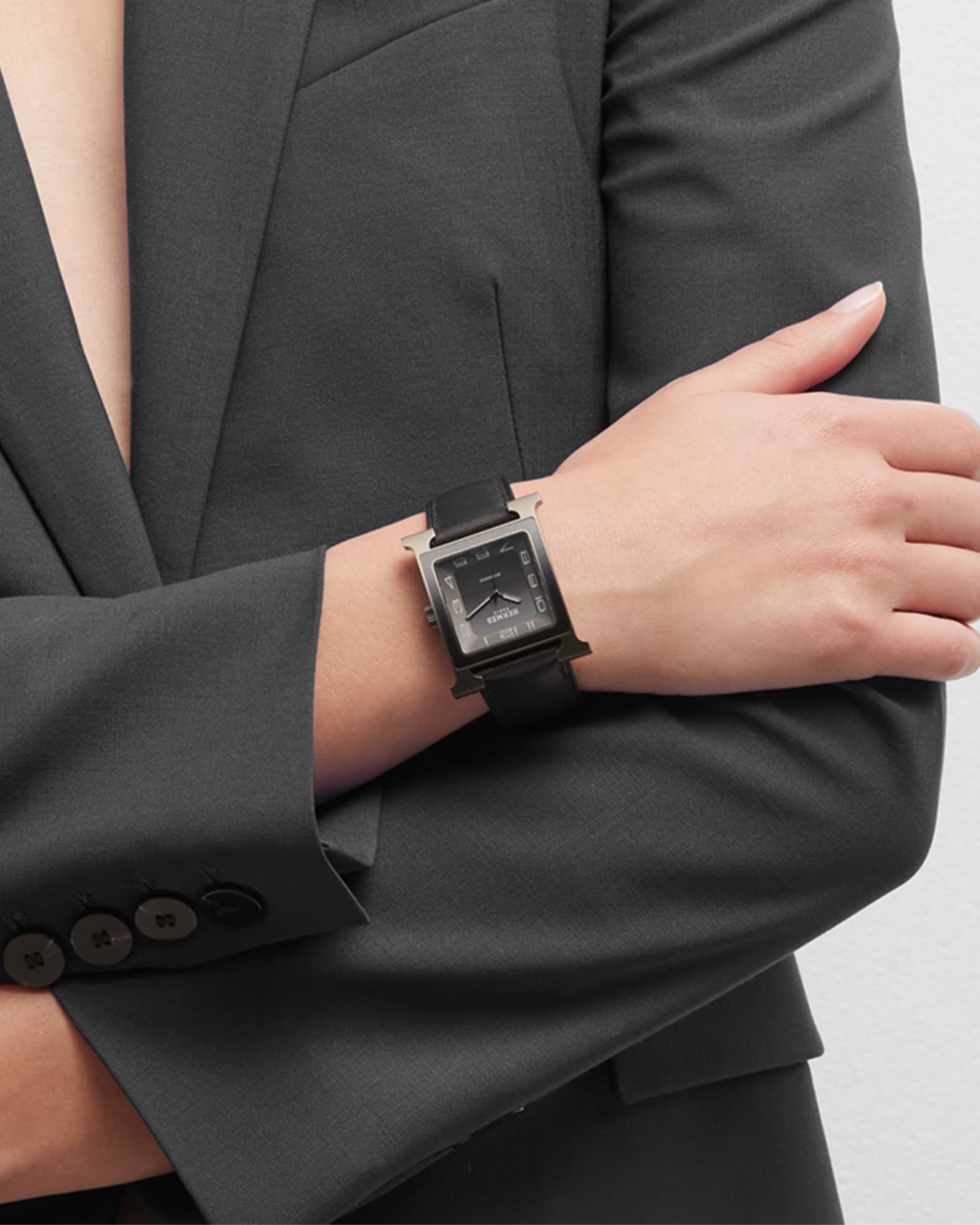 【HERMES 】アワー H ウォッチ ラージモデル34 mm ブラック Heure H watch, 34 mm | Hermès USA