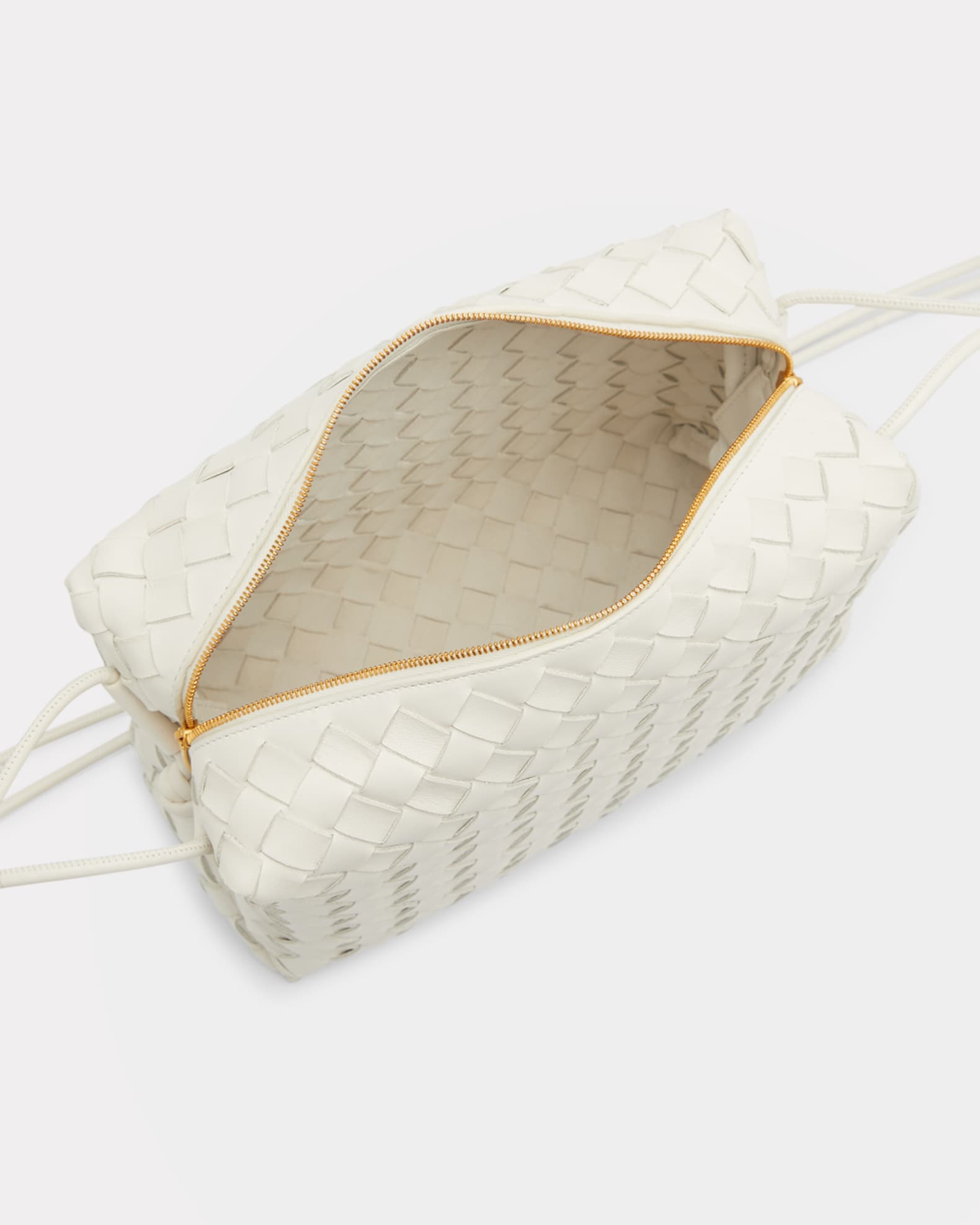 【関税込】BOTTEGA VENETA FLAT LOOP medium CROSSBODY BAG Bottega Veneta Medium Loop Camera Bag | Neiman Marcus