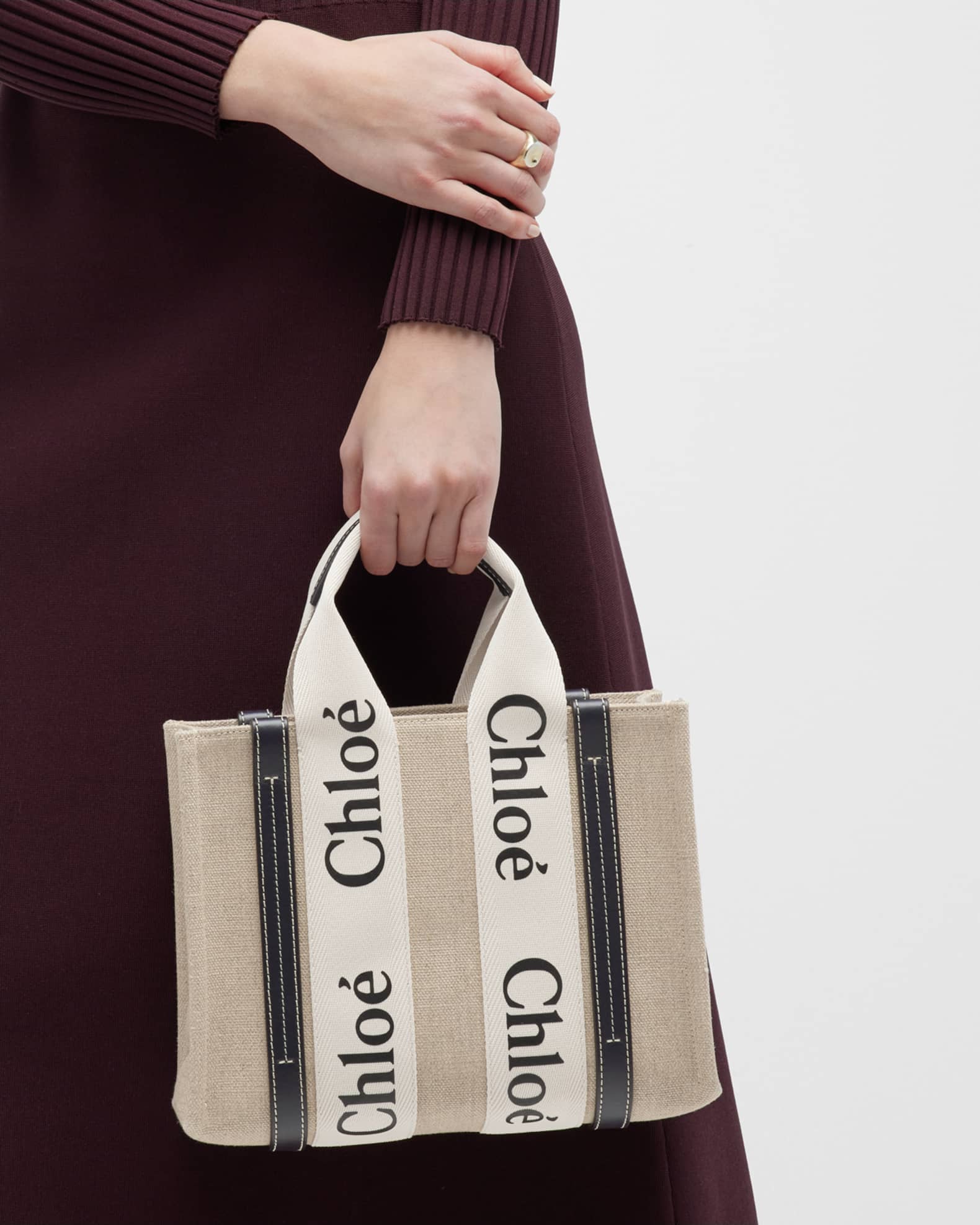 トートバッグ CHLOE WOODY SMALL TOTE BAG IN LINEN AND LEATHER Woody Small Tote Bag in Linen with Crossbody Strap | Neiman