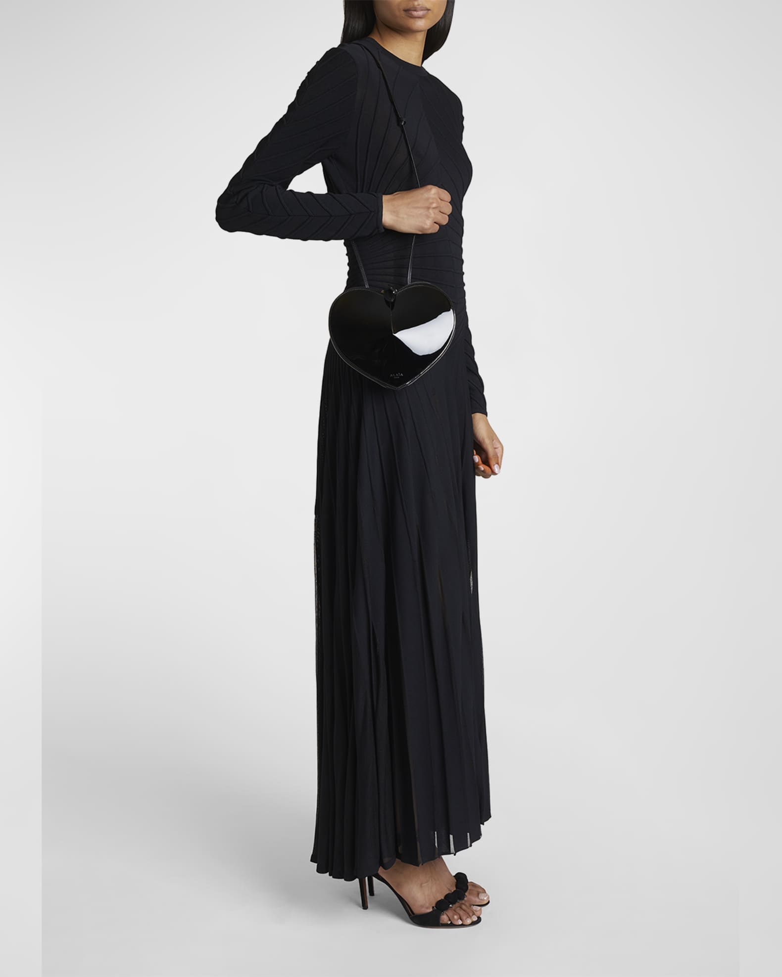 ショルダーバッグ・ポシェット ALAIA Le Coeur patent leather shoulder bag NOIR ALAIA Le Coeur Crossbody Bag in Patent Leather | Neiman Marcus