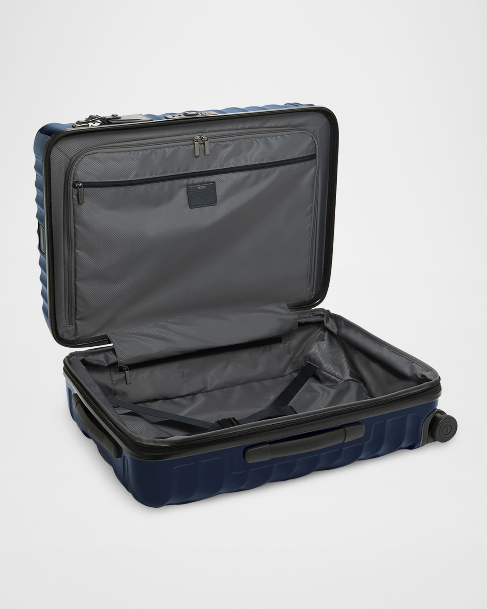 4-Wheel Expandable Suitcase  1