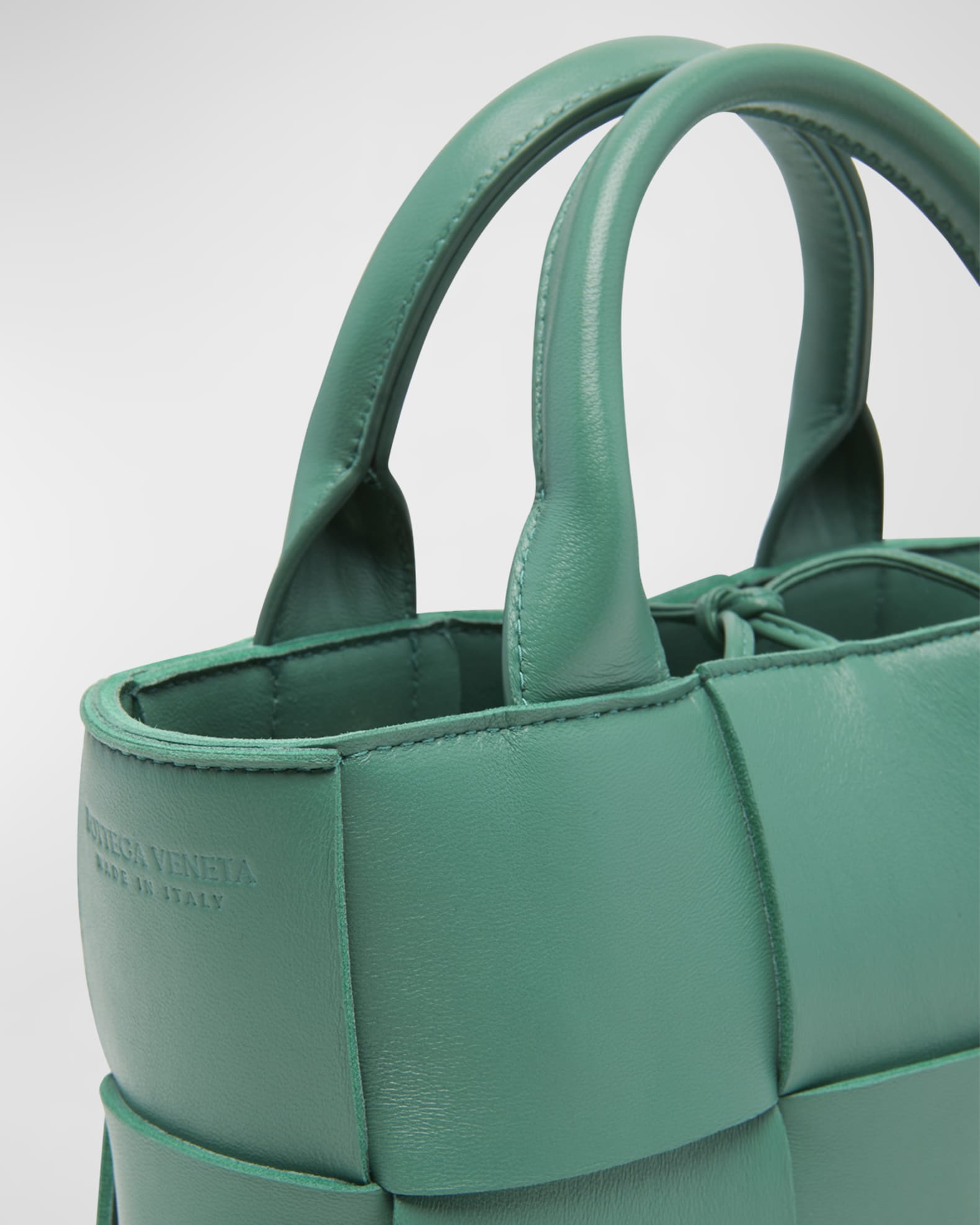 【送料&関税込】Bottega Veneta Candy Arco Tote Bag Candy Arco leather tote bag in grey - Bottega Veneta | Mytheresa