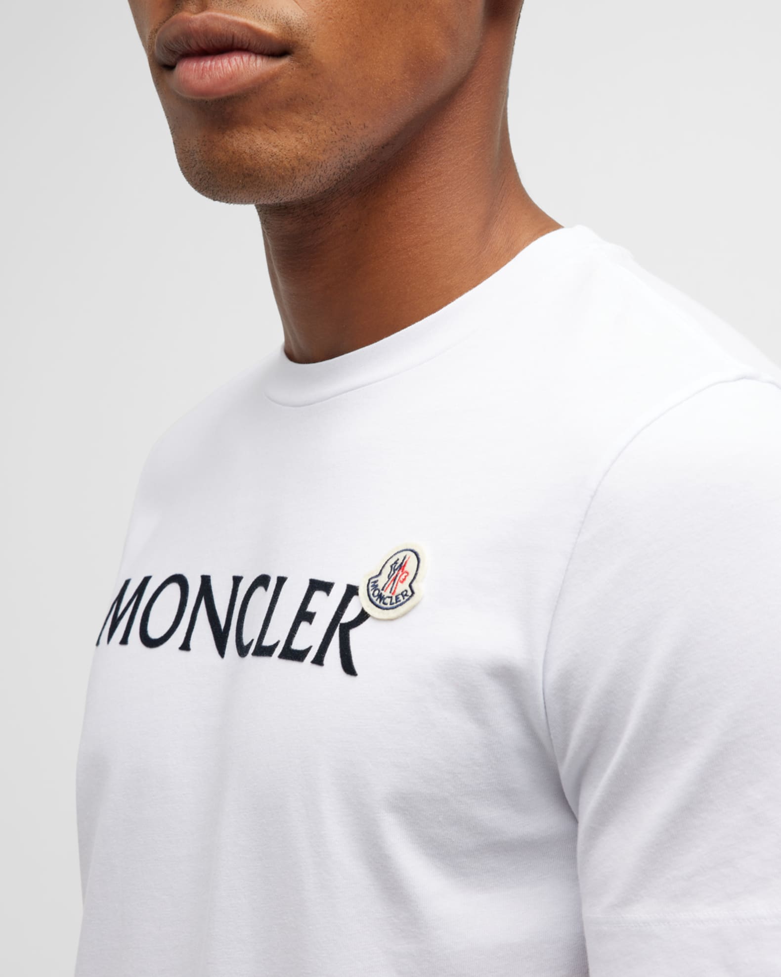 【関税込み】MONCLER T-shirt with logo patch Moncler Logo Patch T-Shirt | REVERSIBLE
