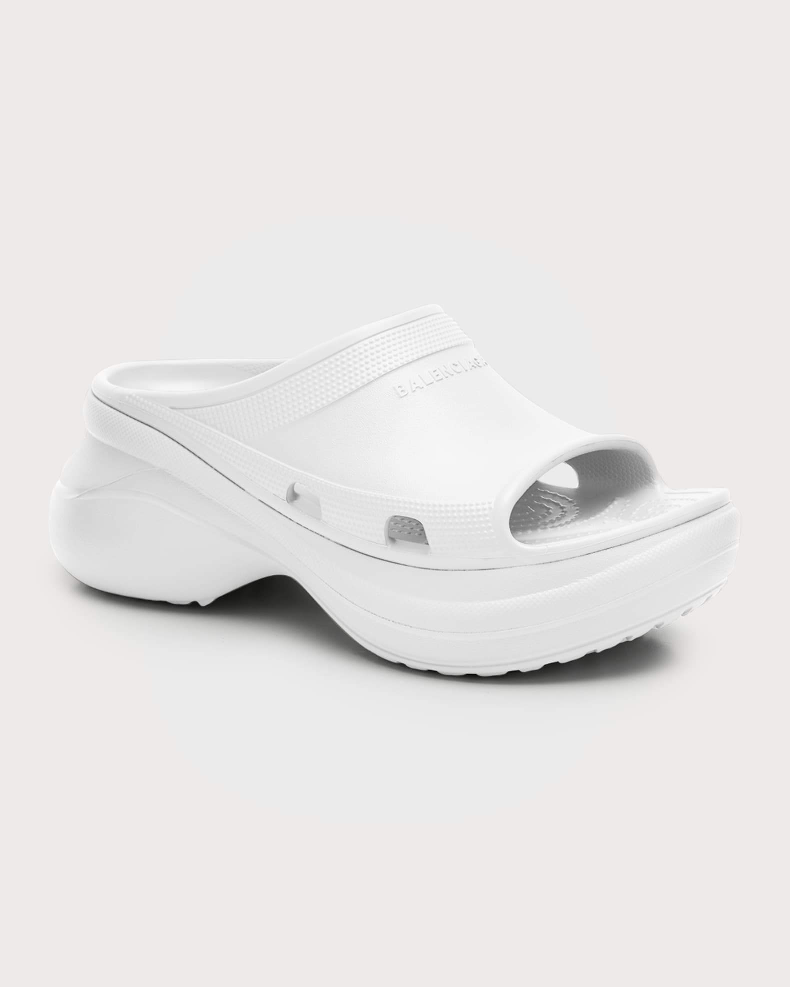 【BALENCIAGA】POOL CROCS スライドサンダル Women's Pool Crocs™ Slide Sandal in Black | Balenciaga US