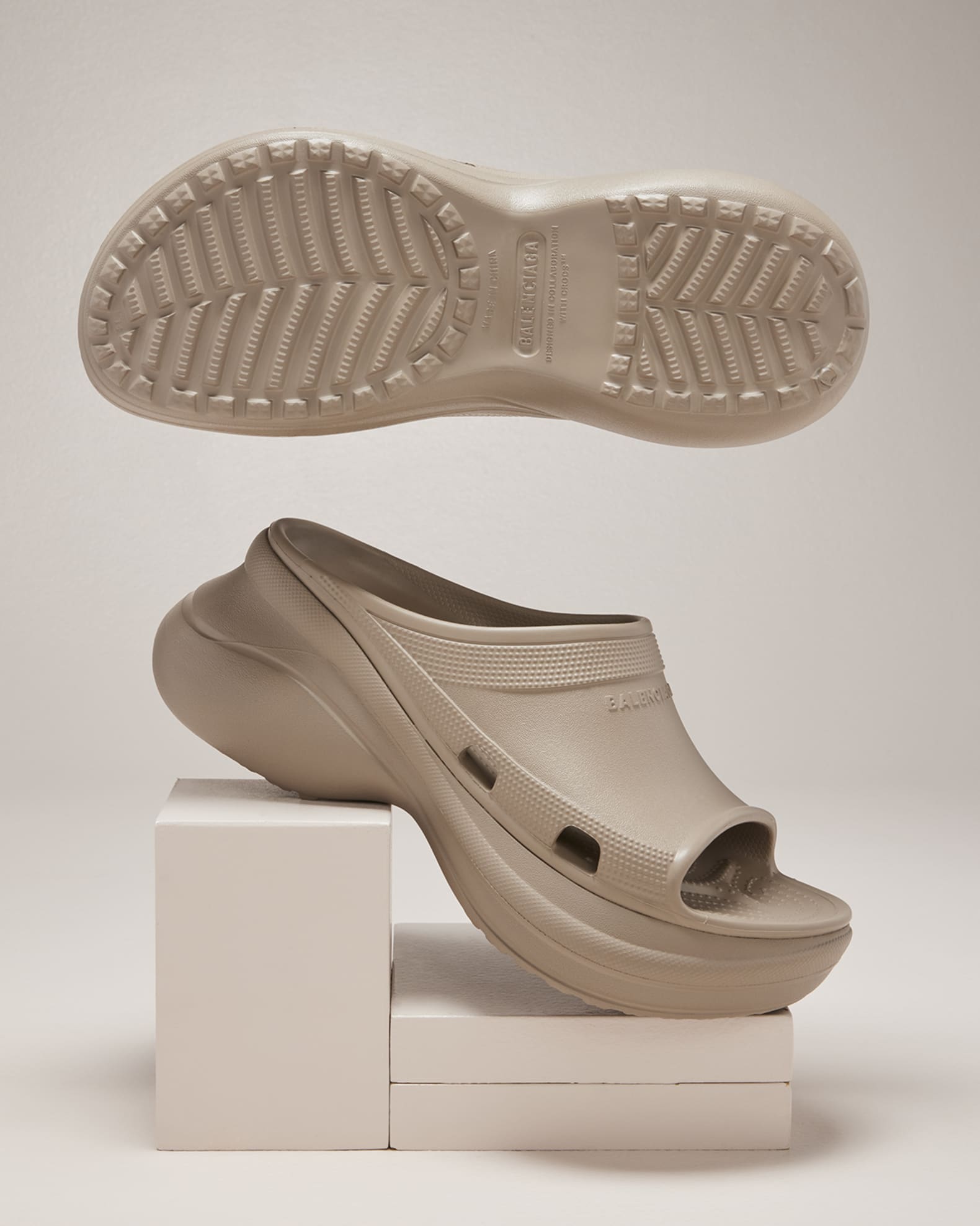 【BALENCIAGA】POOL CROCS Slide Sandals 厚底サンダル 夏海 Balenciaga Pool Crocs Slide Sandals | Saks Fifth Avenue