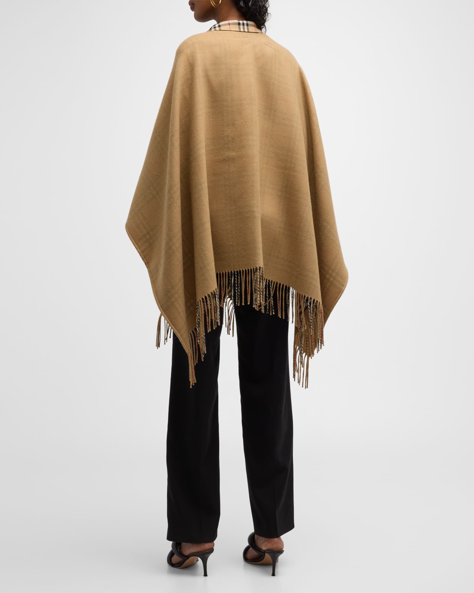ポンチョ・ケープ BURBERRY Check Wool Cashmere Cape SHARLOTTE 8102992 SAND Reversible EKD Check Cashmere Scarf in Sand | Burberry® Official
