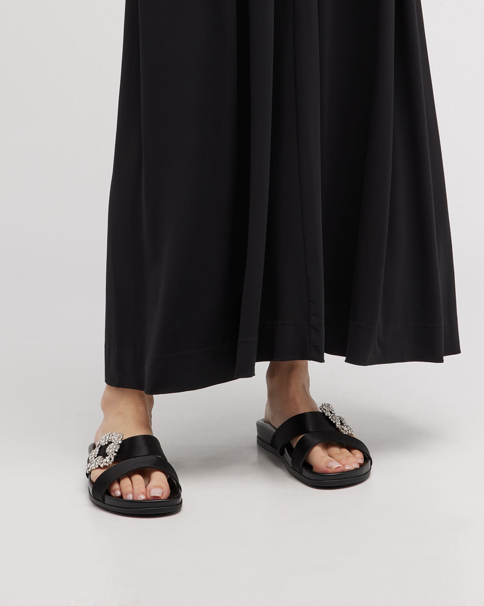 [MANOLO BLAHNIK] CHILANGHIサンダル サテン クリスタルバックル Manolo Blahnik Chilanghi Crystal Buckle Slide Sandals